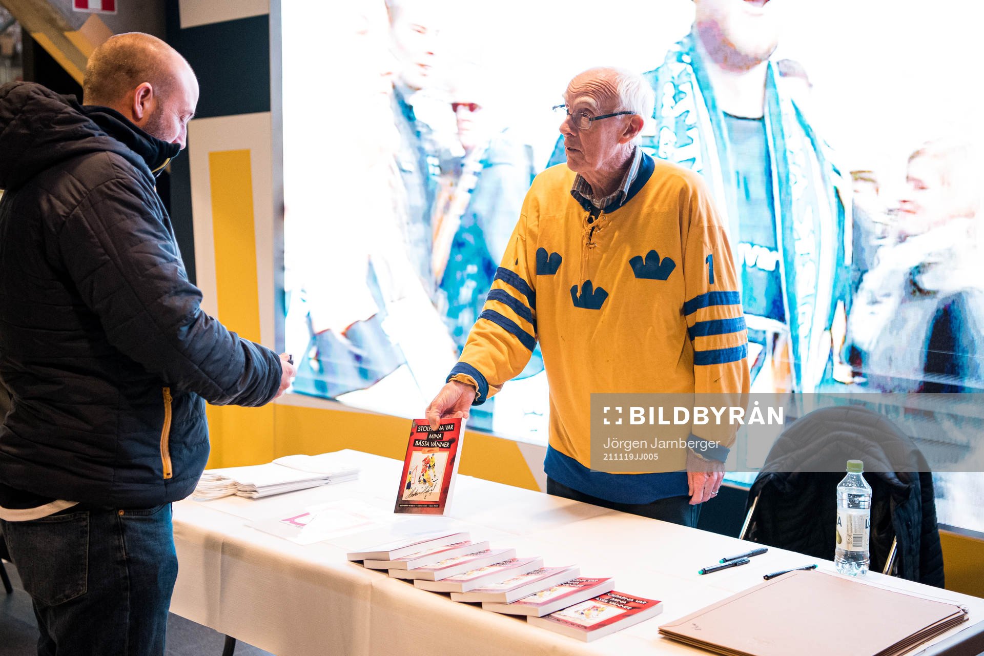 Leif ”Honken” Holmqvist med sin bok ”Stolparna var