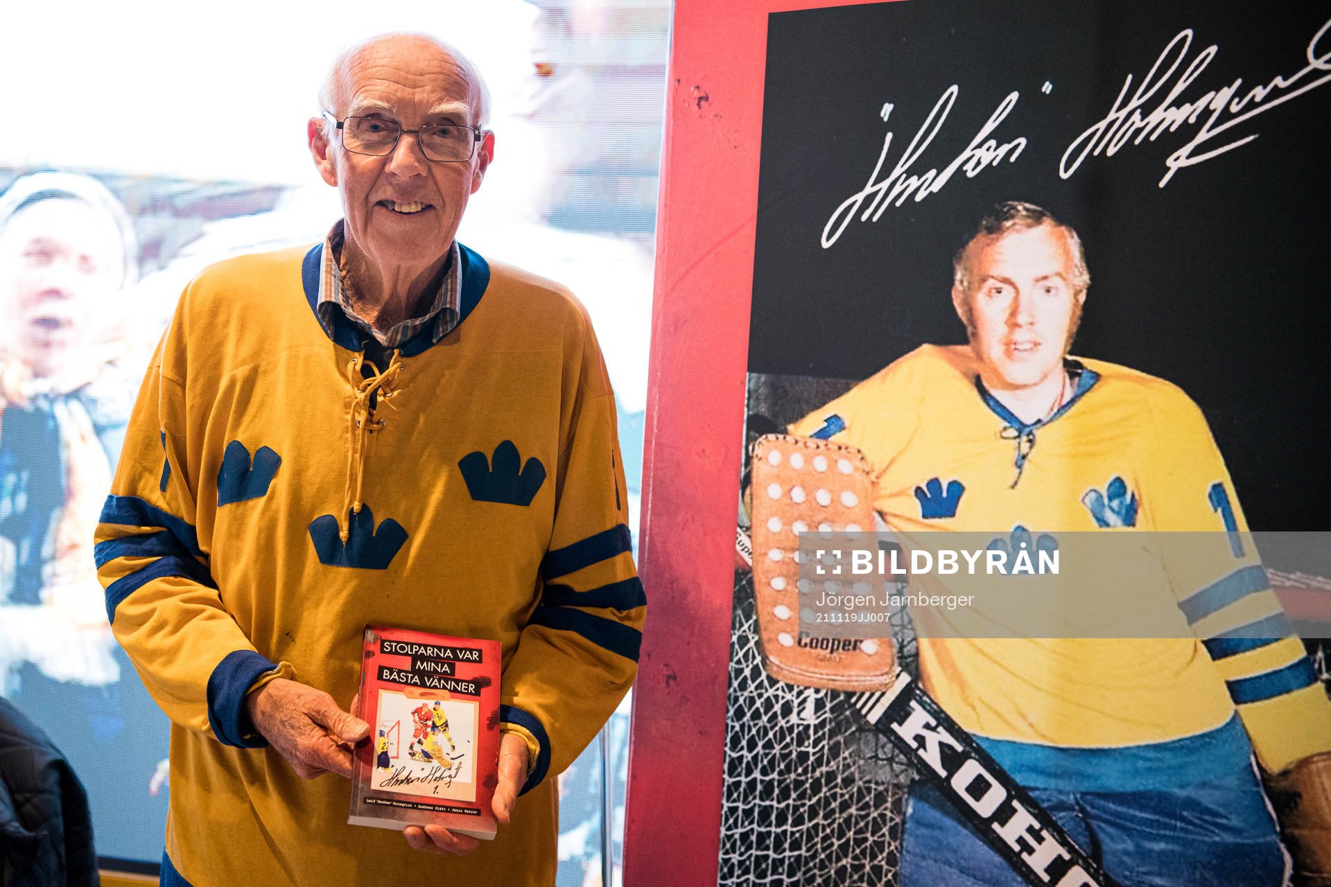 Leif ”Honken” Holmqvist med sin bok ”Stolparna var