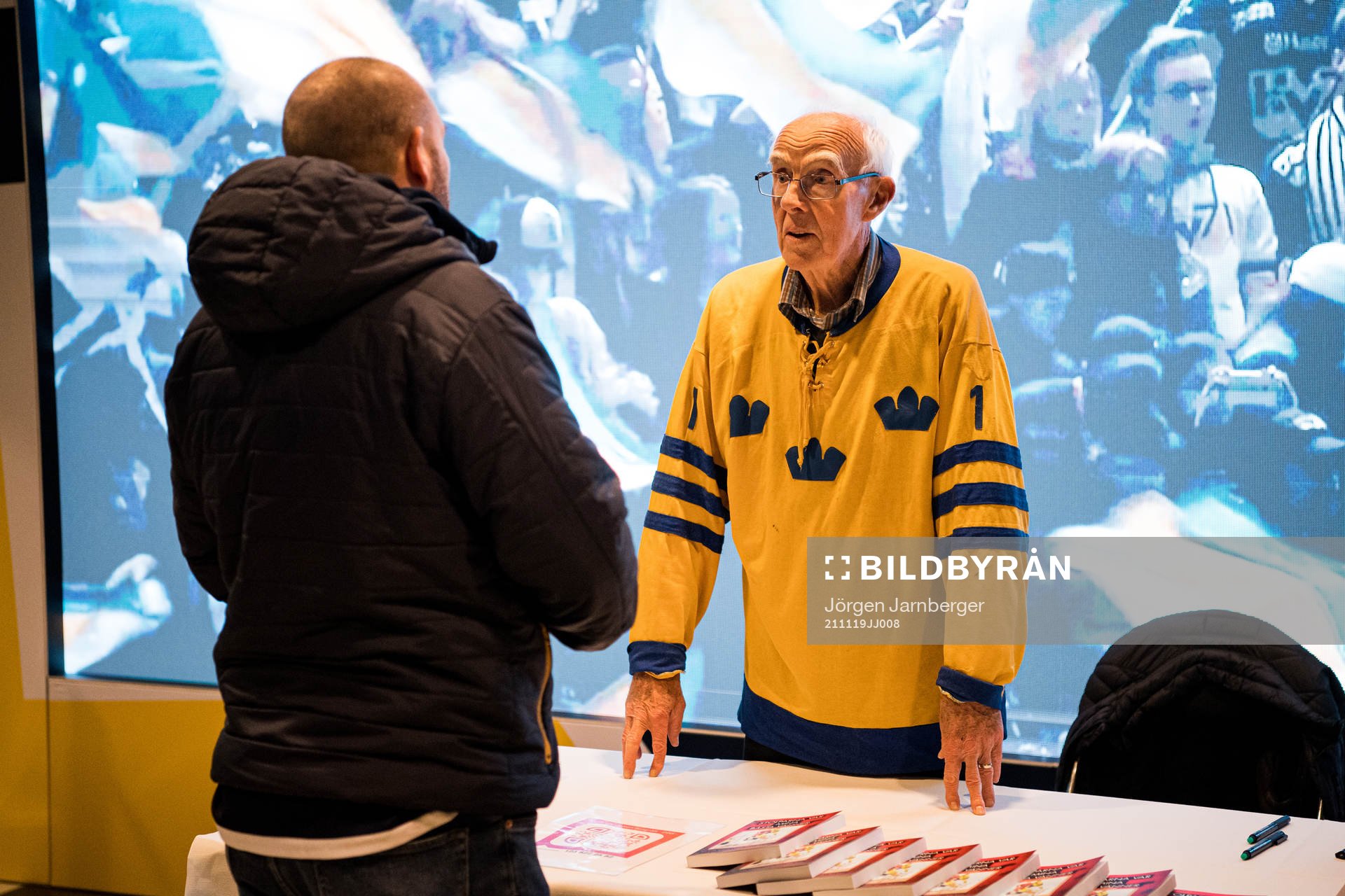 Leif ”Honken” Holmqvist med sin bok ”Stolparna var