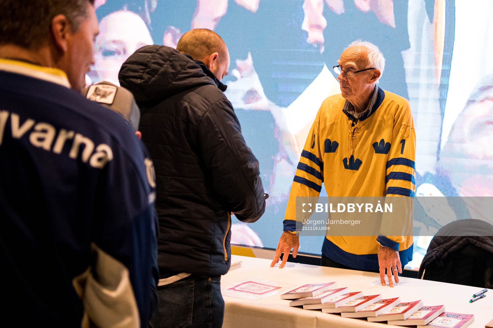 Leif ”Honken” Holmqvist med sin bok ”Stolparna var