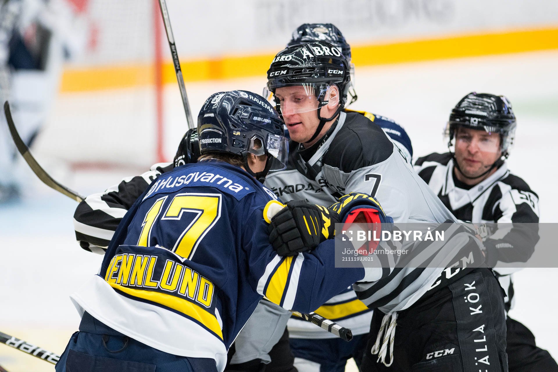 s Max Wennlund och AIK:s Filip Windlert i bråk