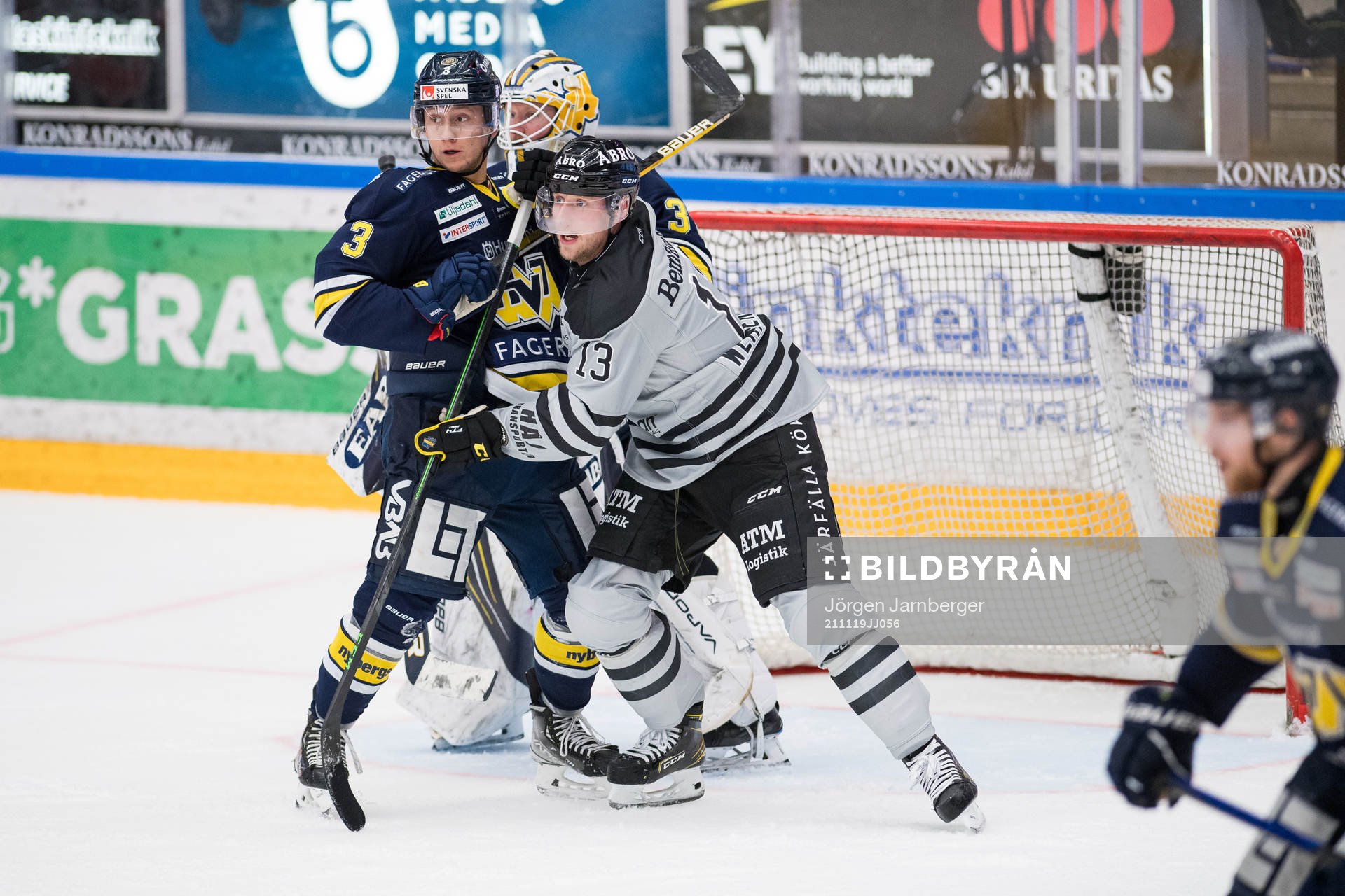 s Daniel Bertov och AIK:s Axel Wemmenborn i kamp framför