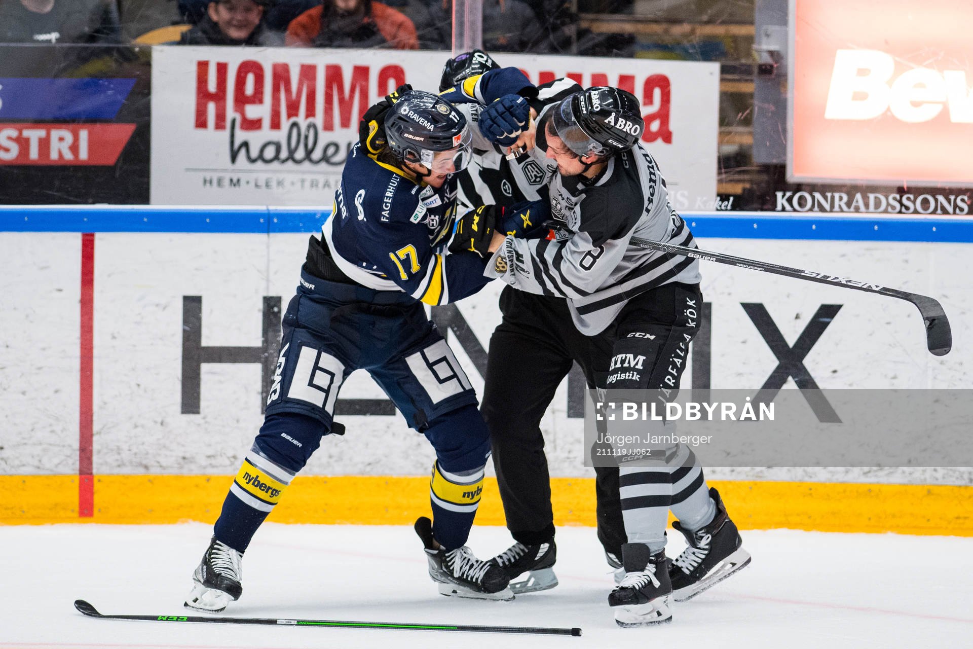 s Max Wennlund och AIK:s Alexander Deilert i bråk