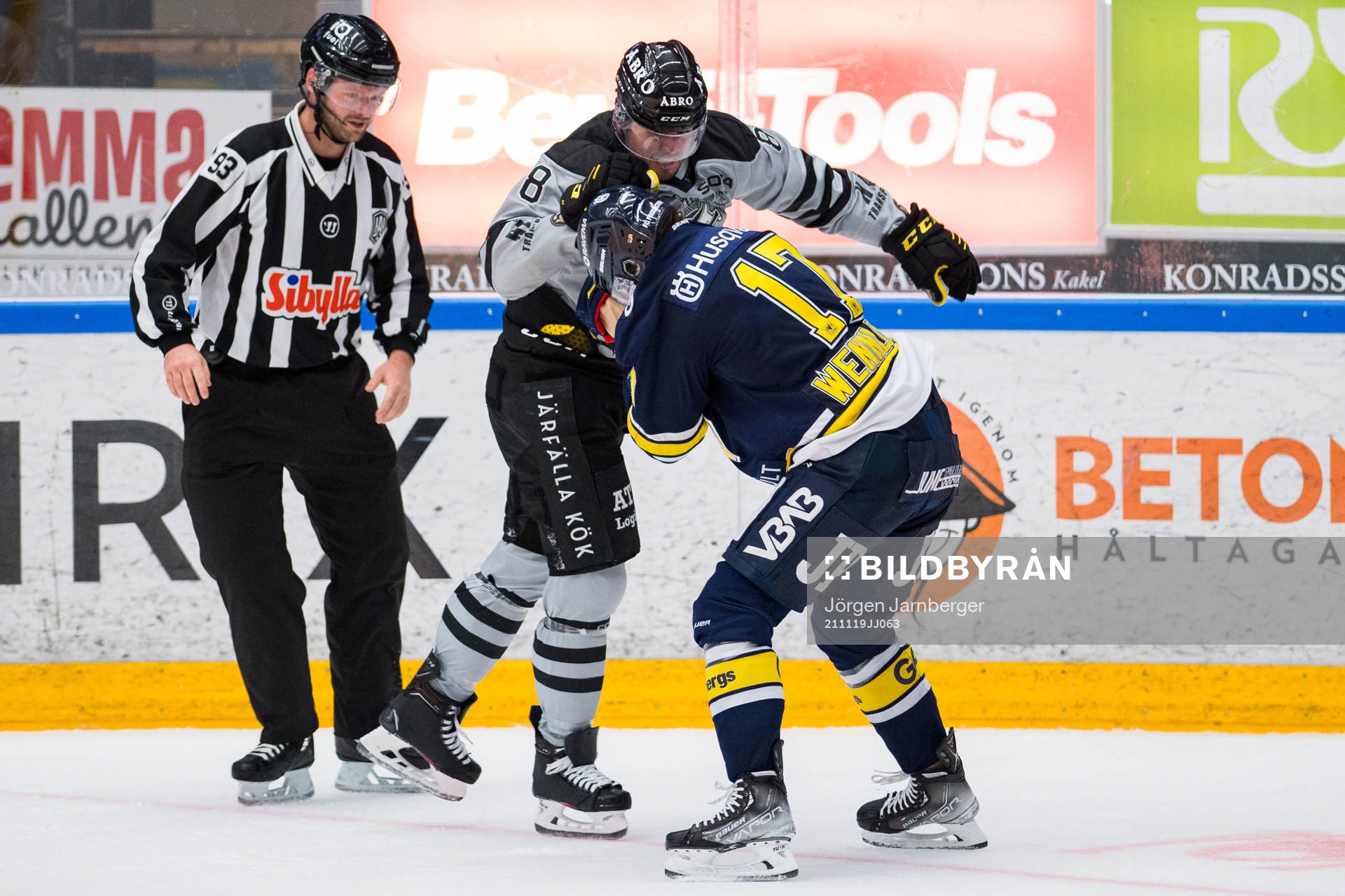 s Max Wennlund och AIK:s Alexander Deilert i bråk