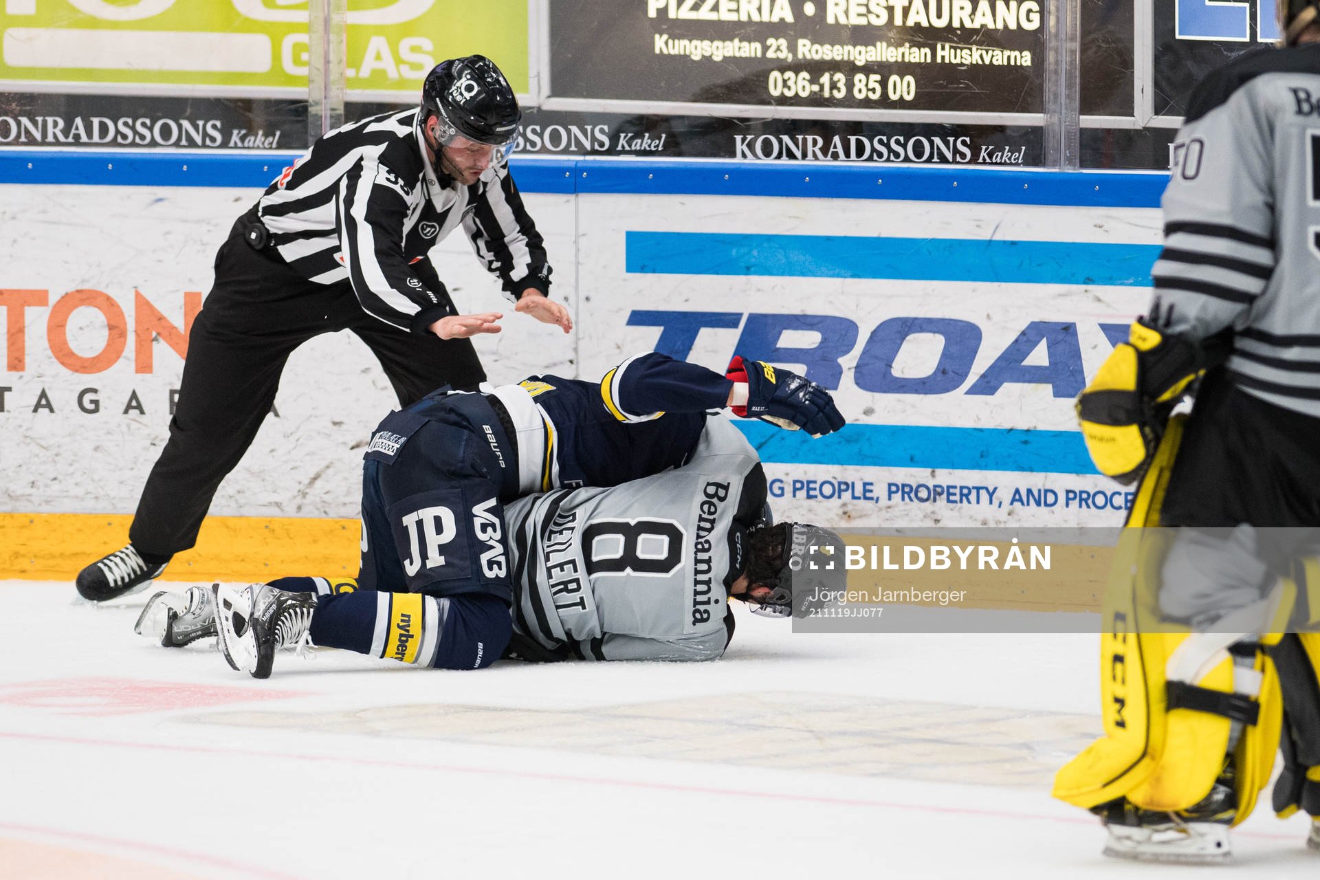 s Max Wennlund och AIK:s AIK:s i slagsmål