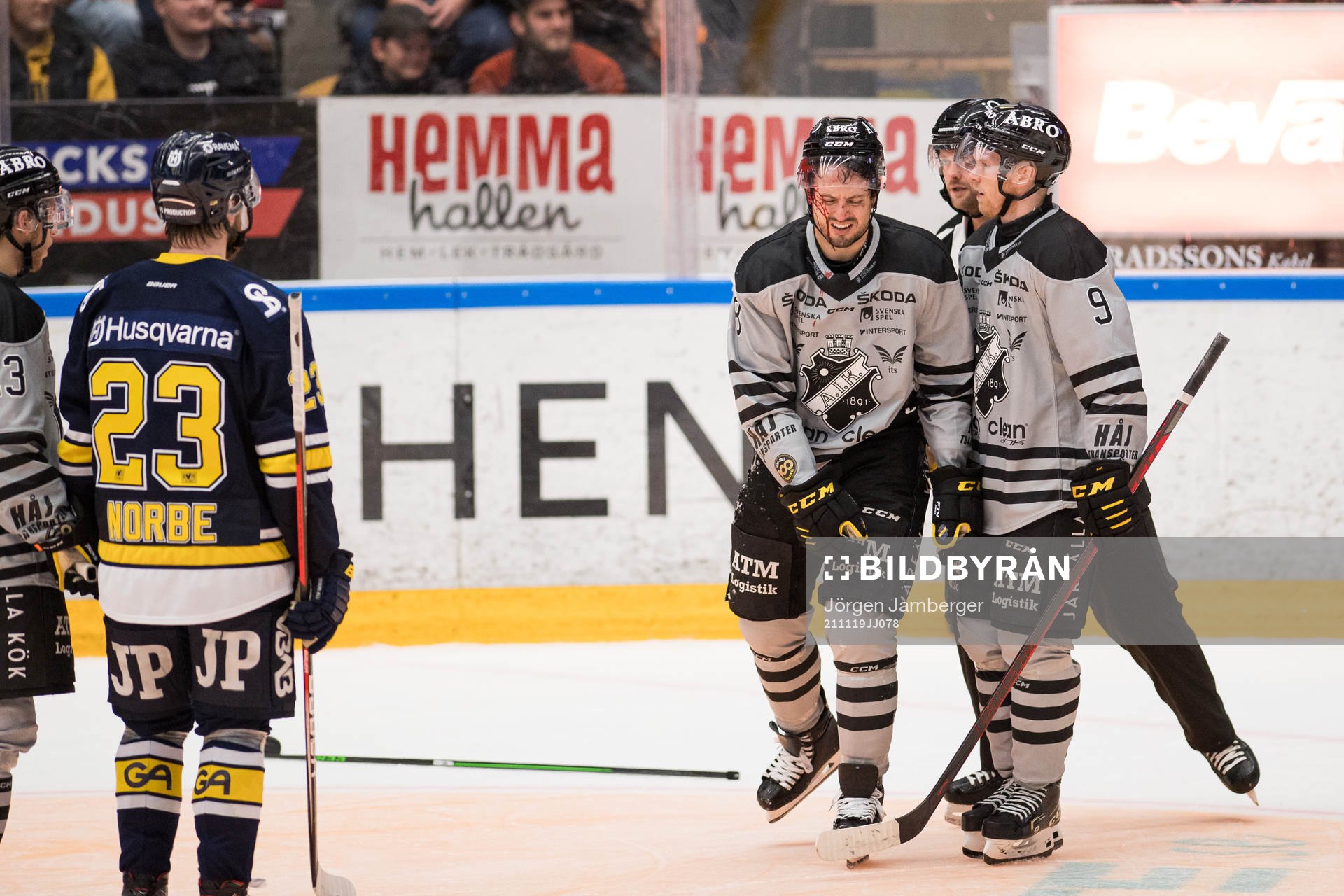 s Alexander Deilert får hjälp av Nicklas Heinerö