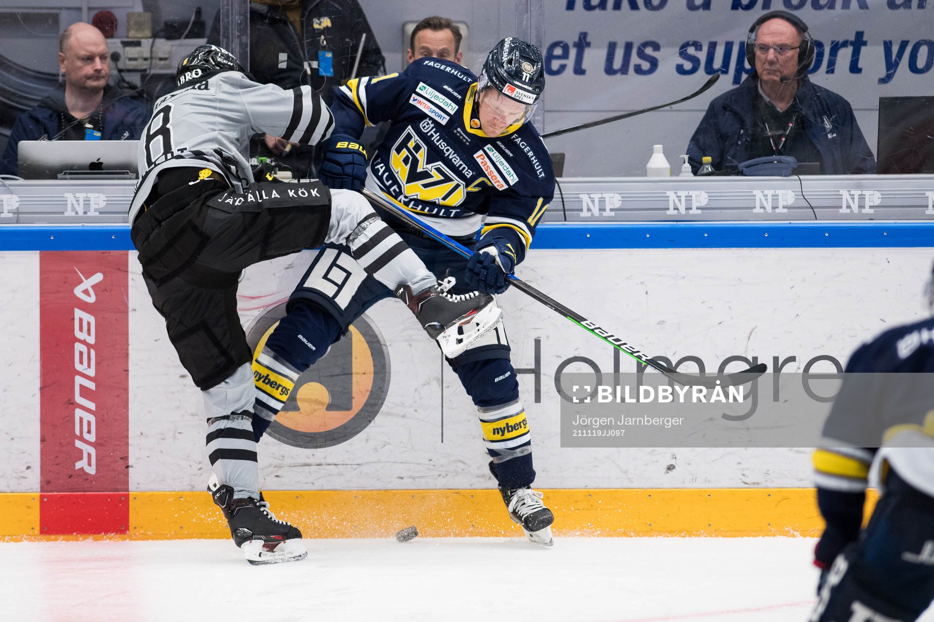 s Alexander Deilert och HV71:s Simon Önerud