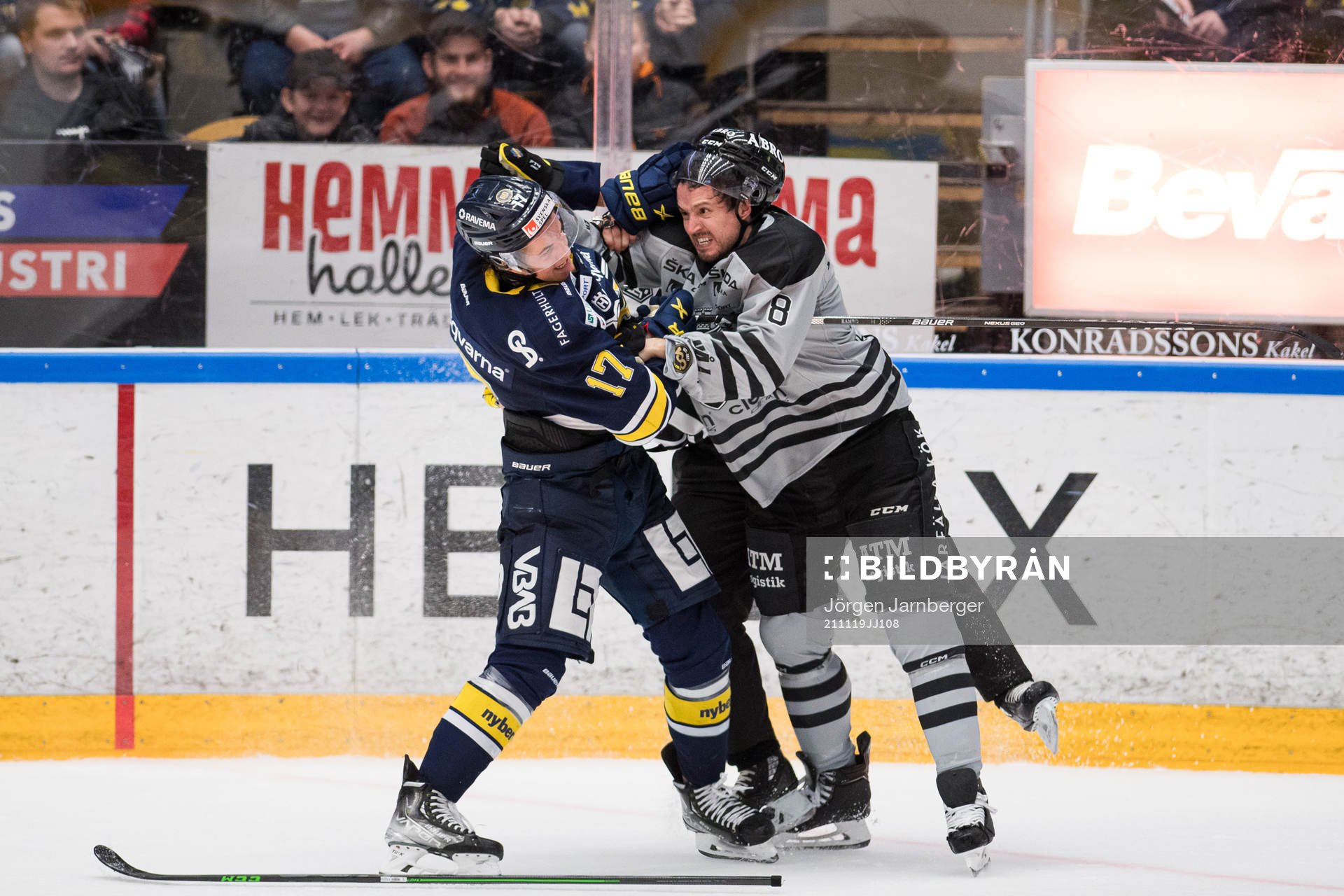 s Max Wennlund och AIK:s Alexander Deilert i slagsmål