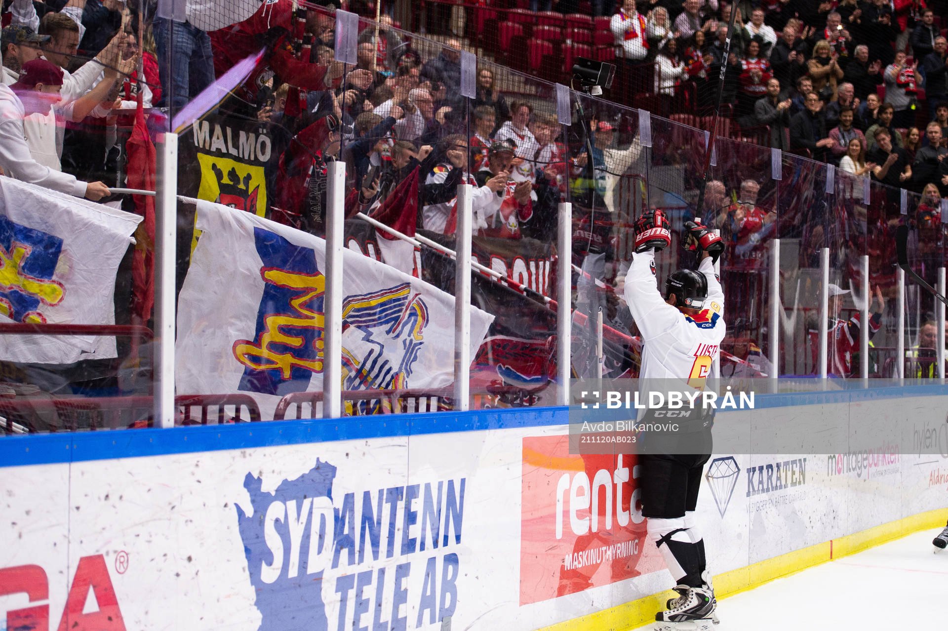 Malmö Redhawks Mats Lusth jublar mot publiken