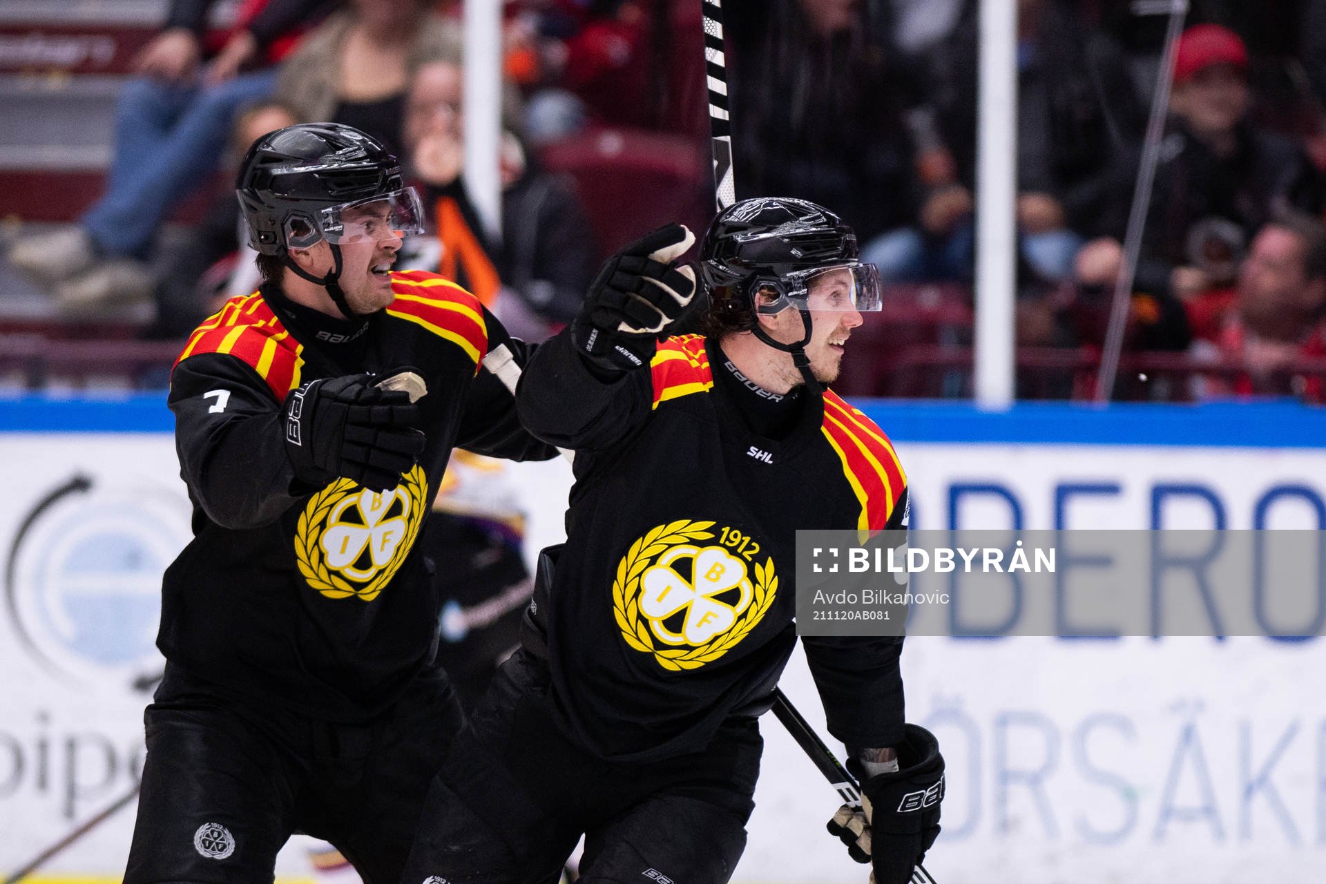 Brynäs Nick Olesen och Marcus Björk jublar