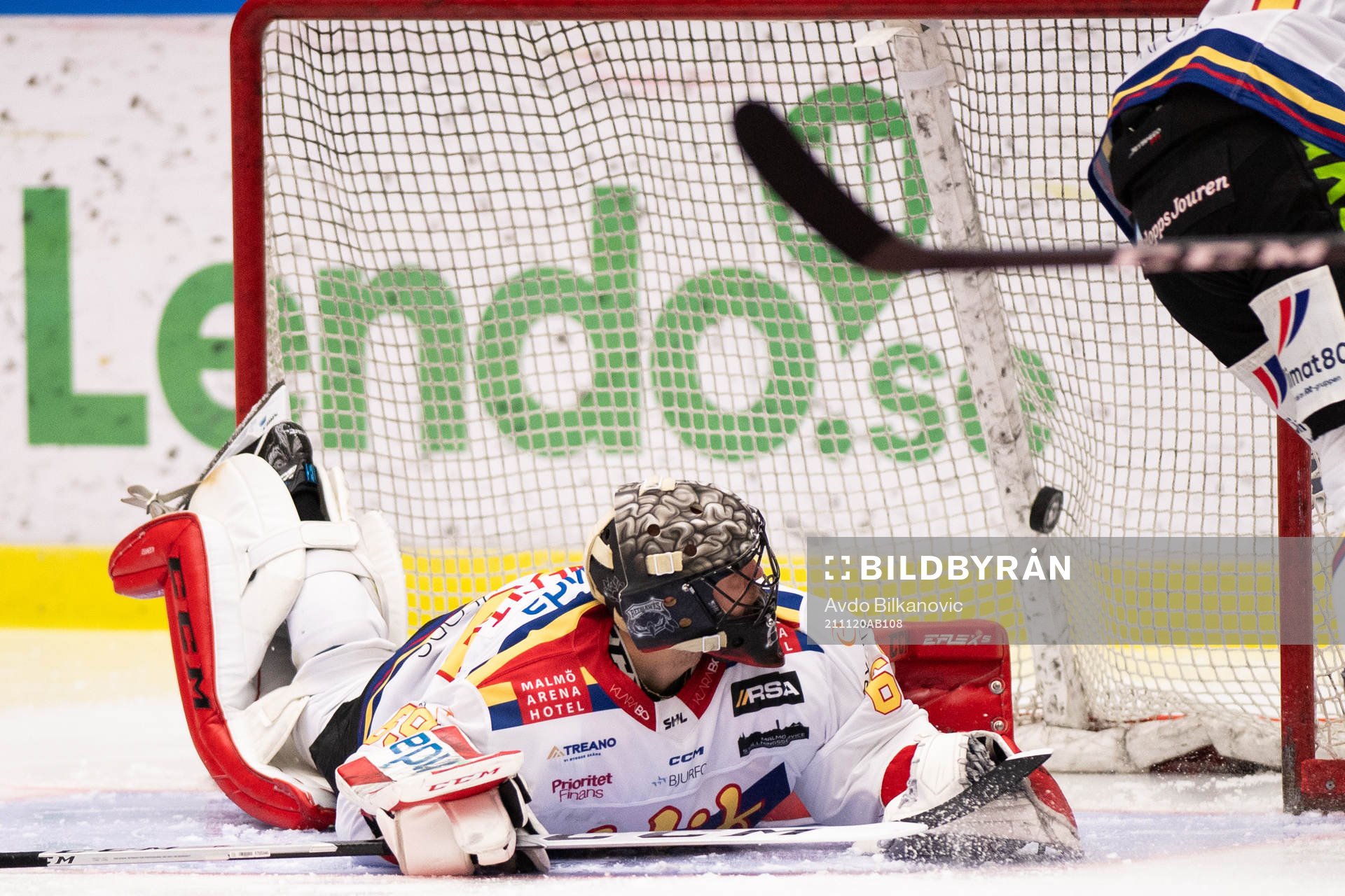 Brynäs Nick Olesen (ej på bild) gör mål bakom Malmö