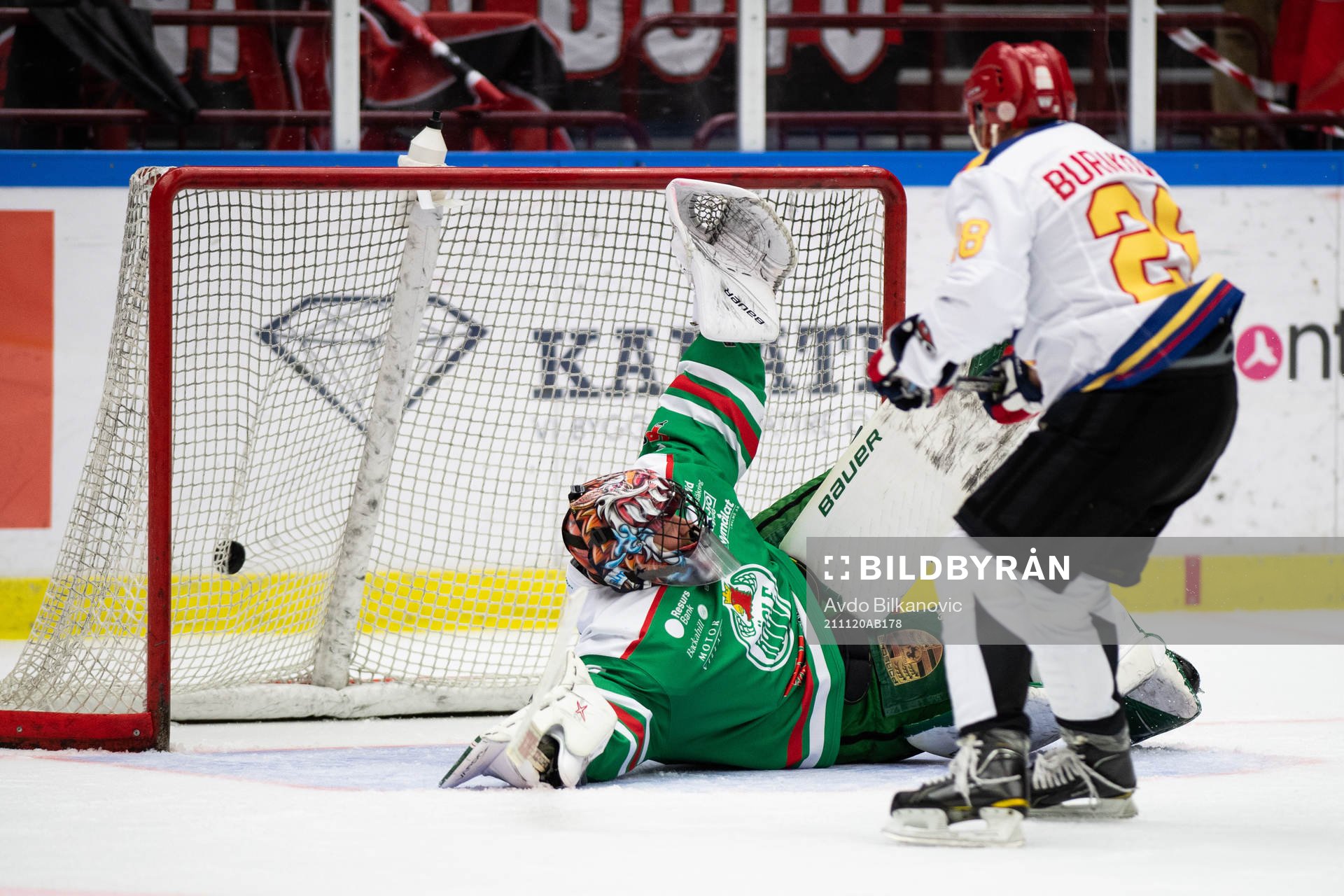 Malmö Redhawks veteran Robert Burakovsky trycker in pucken