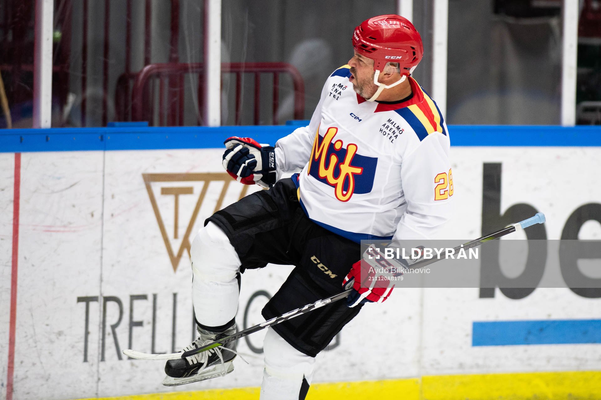 Malmö Redhawks veteran Robert Burakovsky jublar