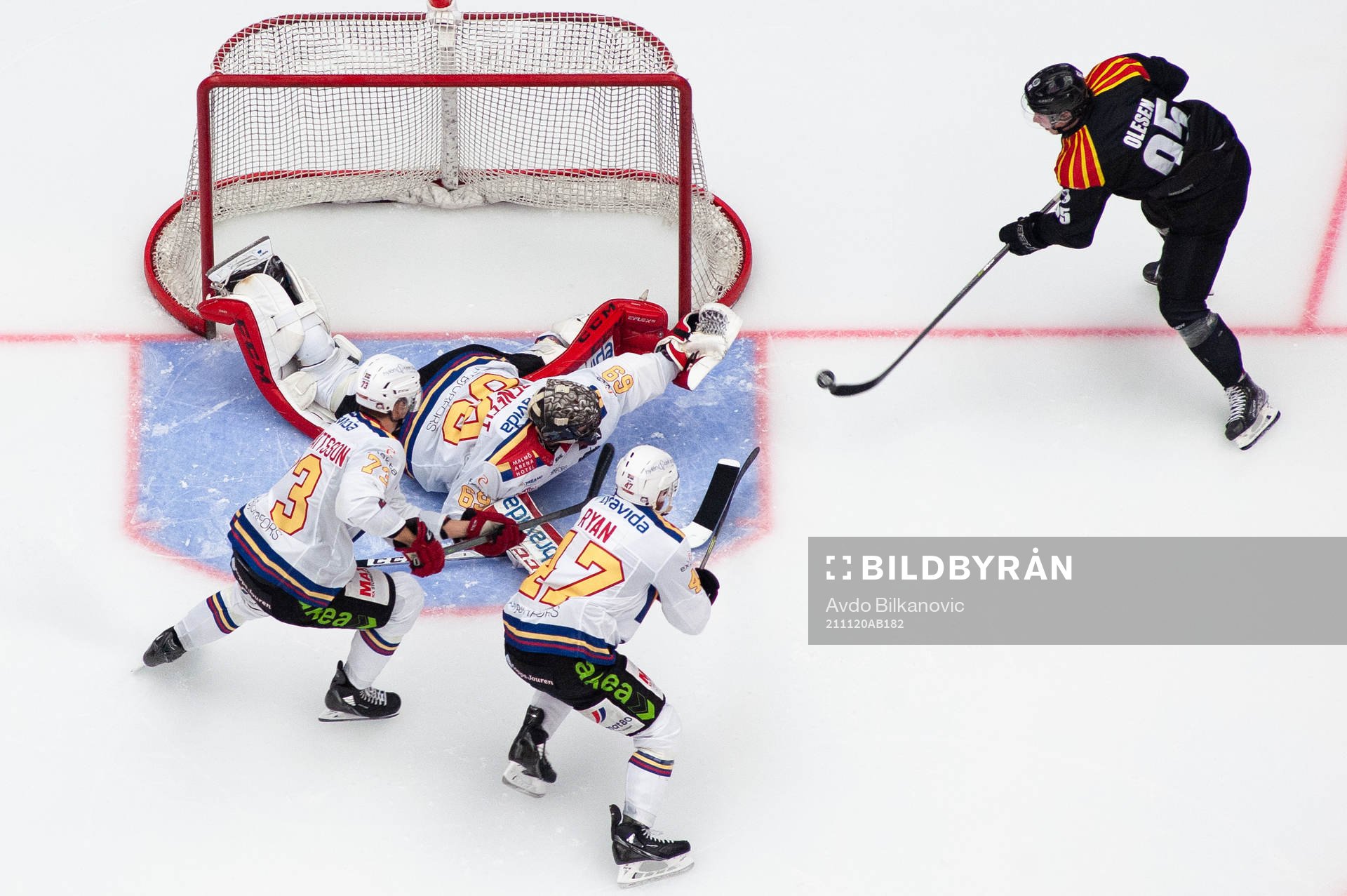Brynäs Nick Olesen skjuter in pucken bakom Malmö Redhawks