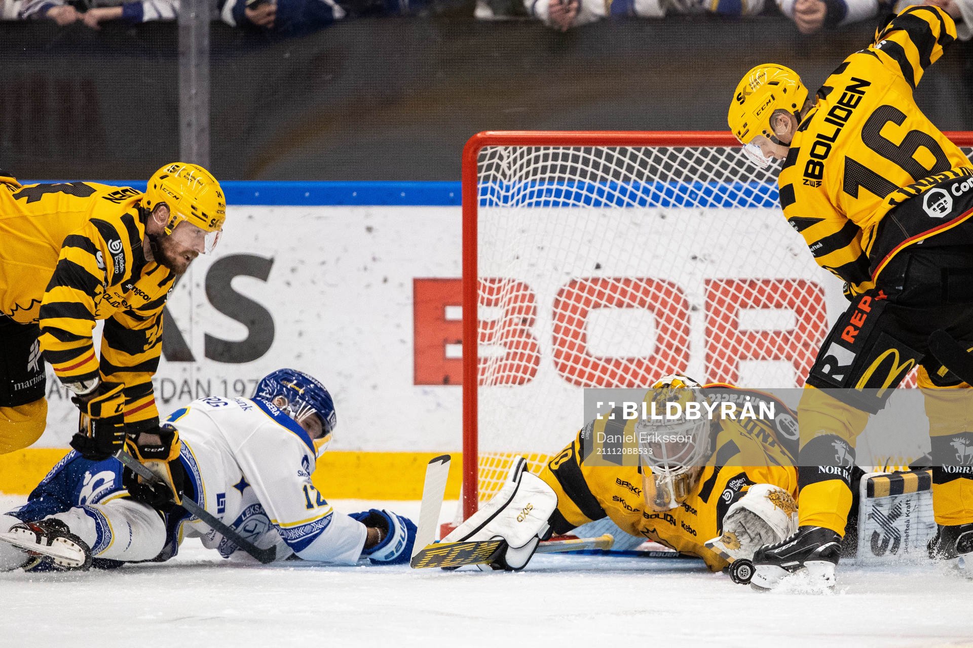 Leksands Fredrik Forsberg och Skellefteås målvakt Gustaf