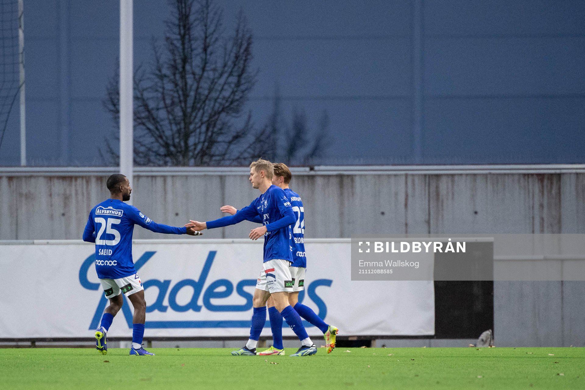 Trelleborgs Mohammed Khalid Saeid, Fritiof Björkén och Johan Blomberg jublar efter 0-1 under fotbollsmatchen i Superettan mellan Västerås SK och Trelleborg den 20 november 2021 i Västerås.