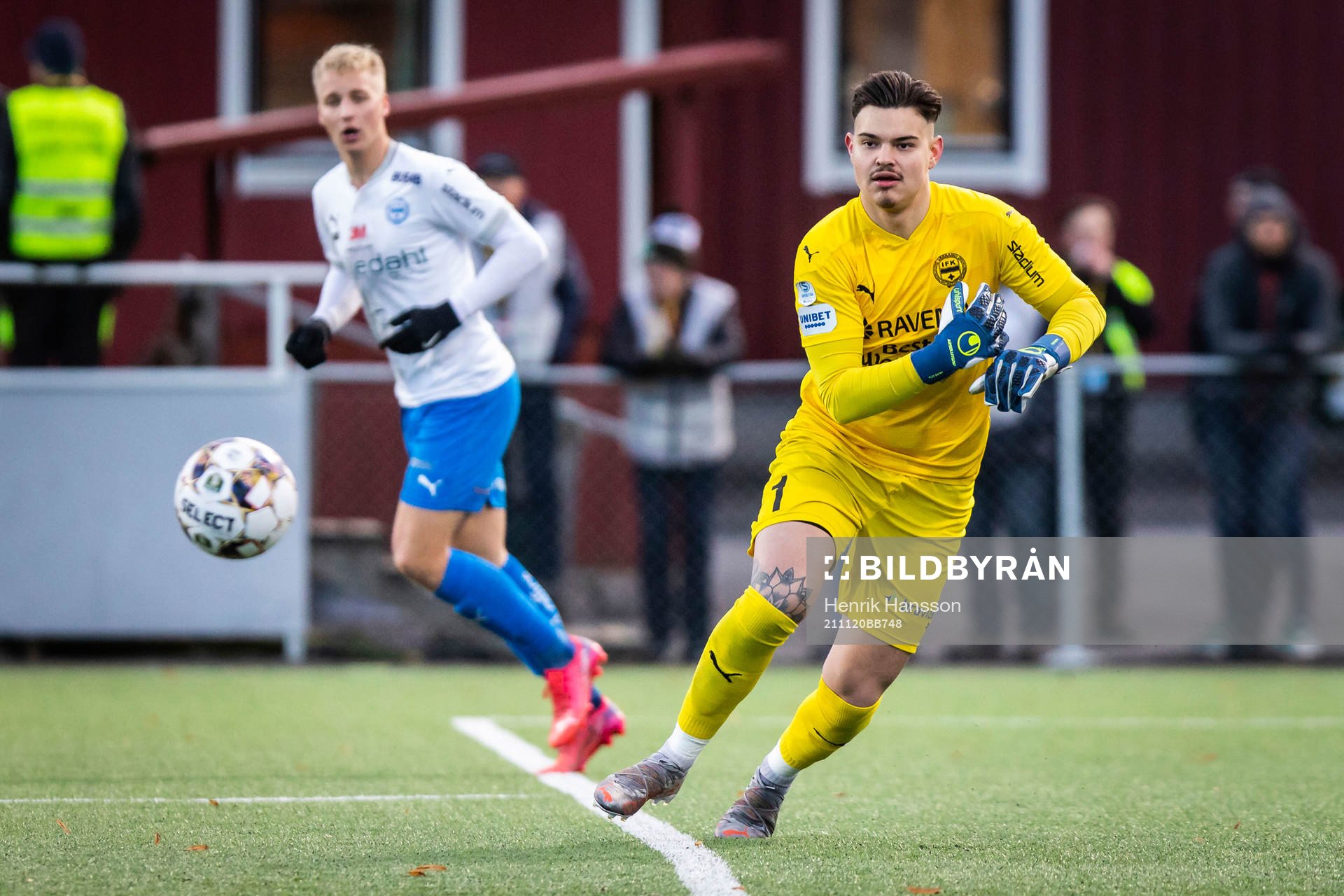 Värnamos målvakt Filip Eriksson under fotbollsmatchen i Superettan mellan Brage och Värnamo den 20 november 2021 i Borlänge. 