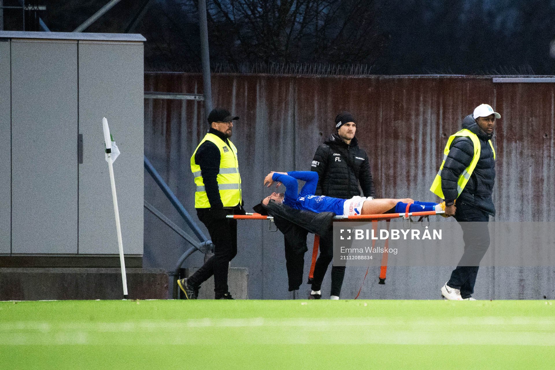 Trelleborgs Petar Petrovic bärs ut på bår under fotbollsmatchen i Superettan mellan Västerås SK och Trelleborg den 20 november 2021 i Västerås.