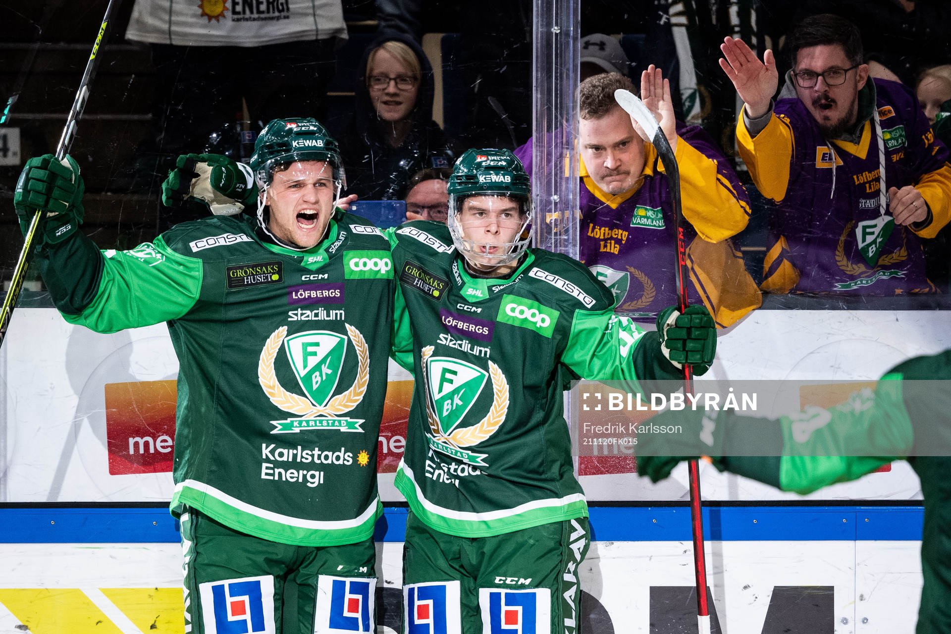 Färjestads Adam Ginning och Albert Johansson jublar
