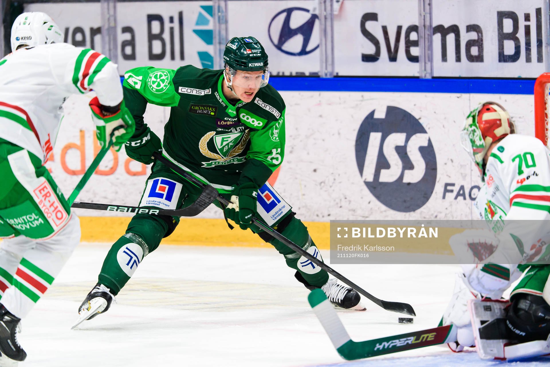 Färjestads Gustav Rydahl och Rögles målvakt Calle Clang