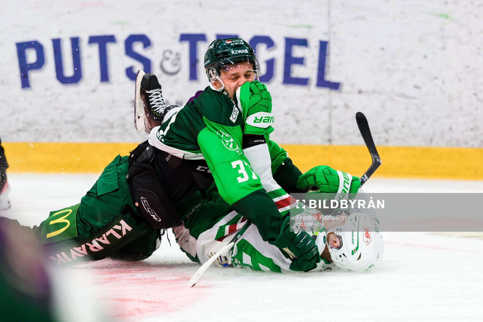 Färjestads Adam Ginning och Rögles Leon Bristedt