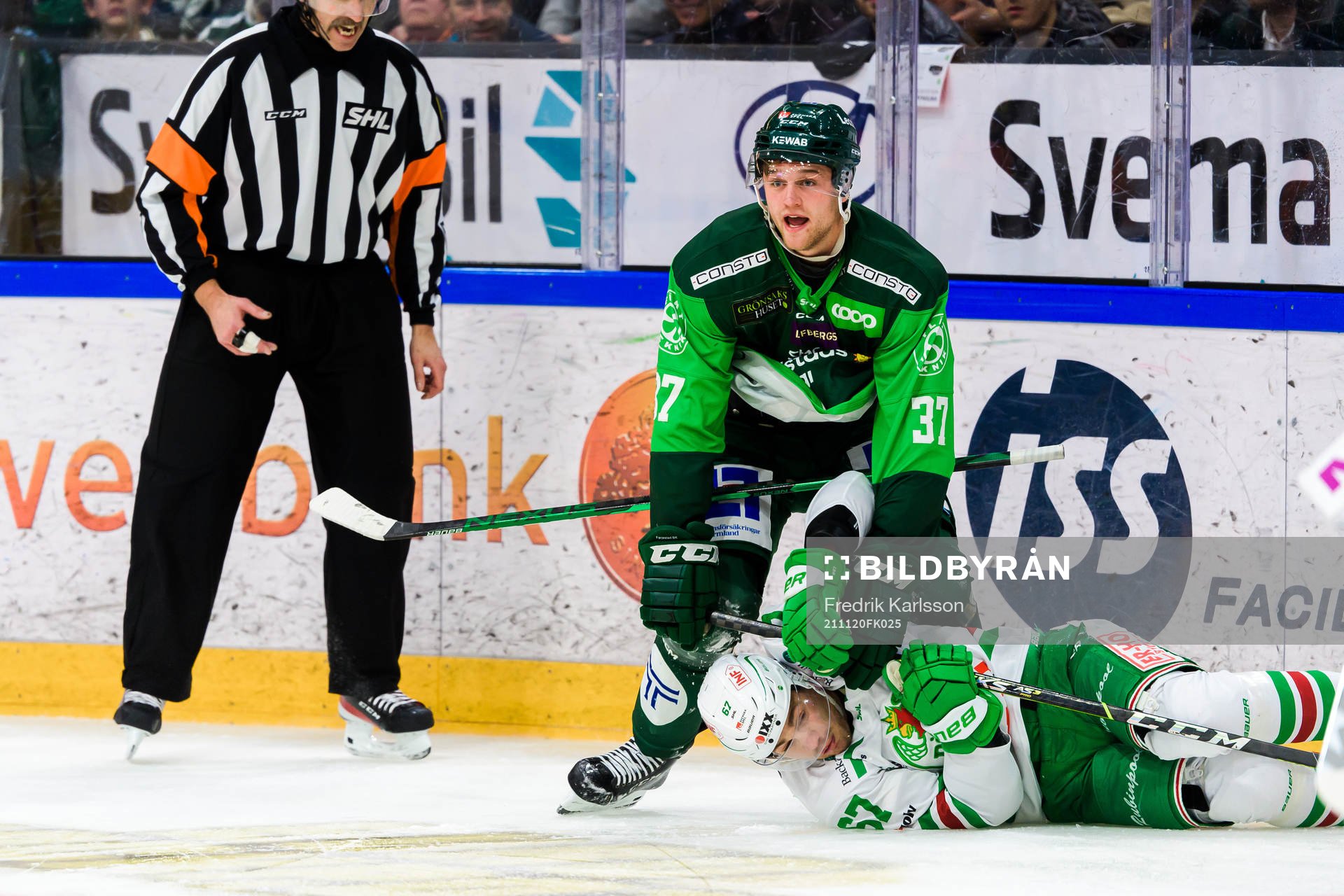 Färjestads Adam Ginning och Rögles Leon Bristedt