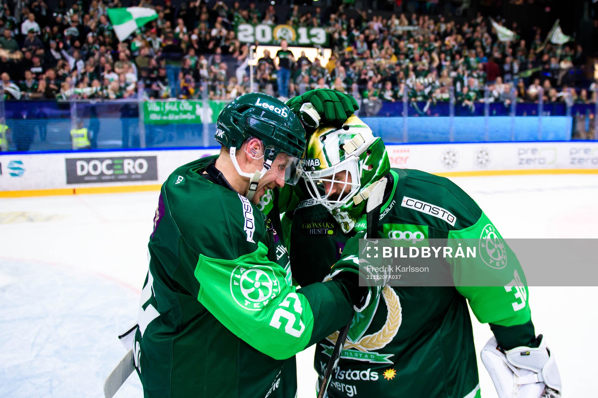 Färjestads Per Åslund och målvakt Dominik Furch jublar