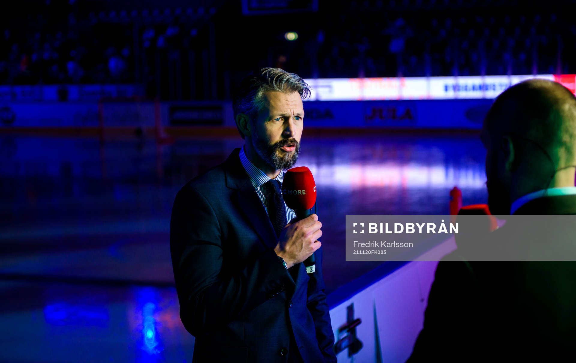 Färjestads  sportdirektör Rickard Wallin blir intervjuad
