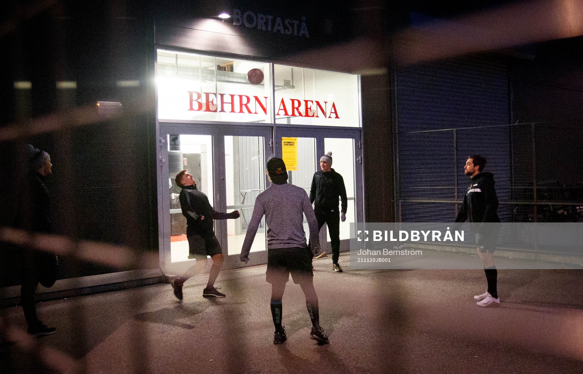 Luleåspelarna värmer upp med fotboll