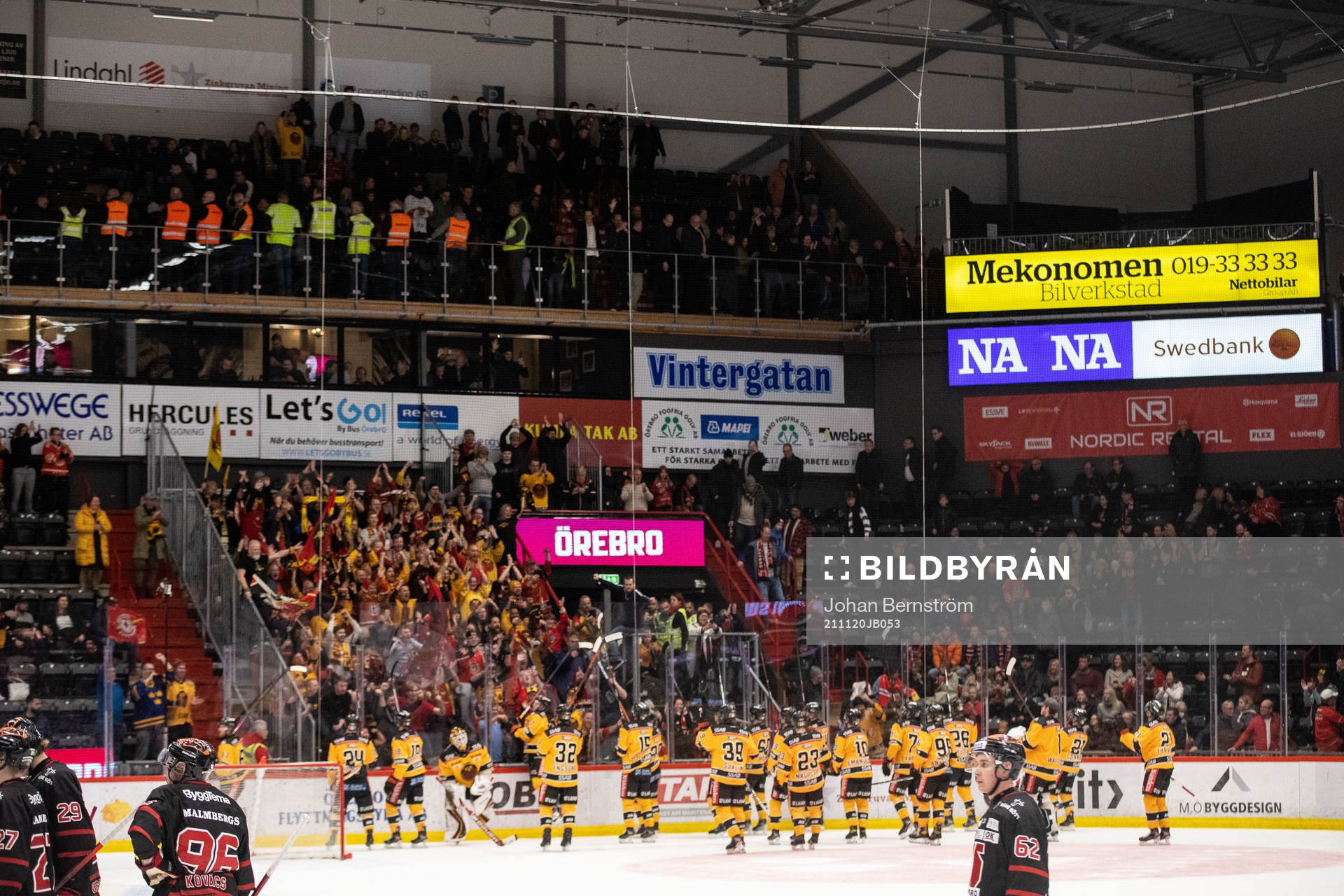 Luleås spelare jublar med supportrar