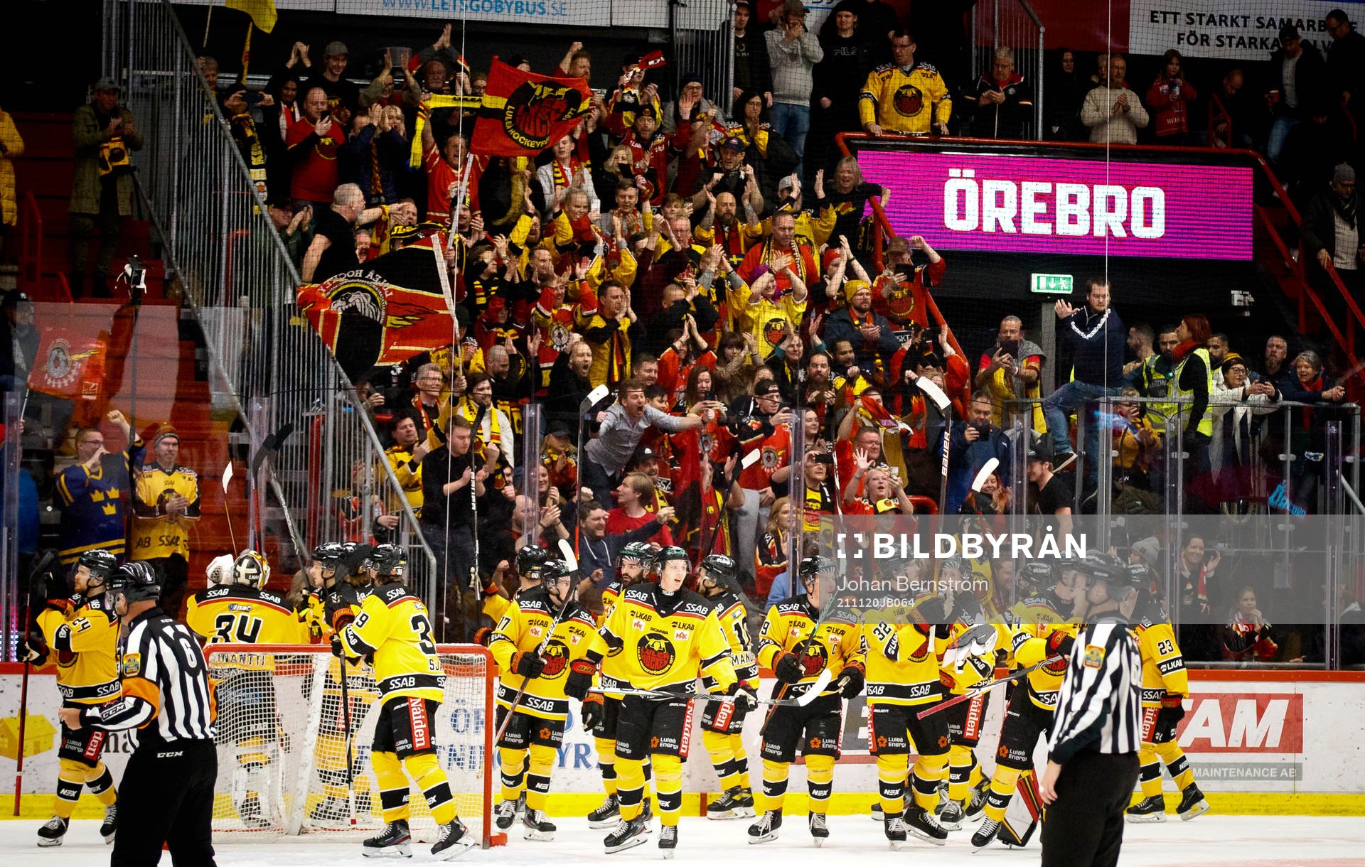 Luleåspelarna jublar med fansen