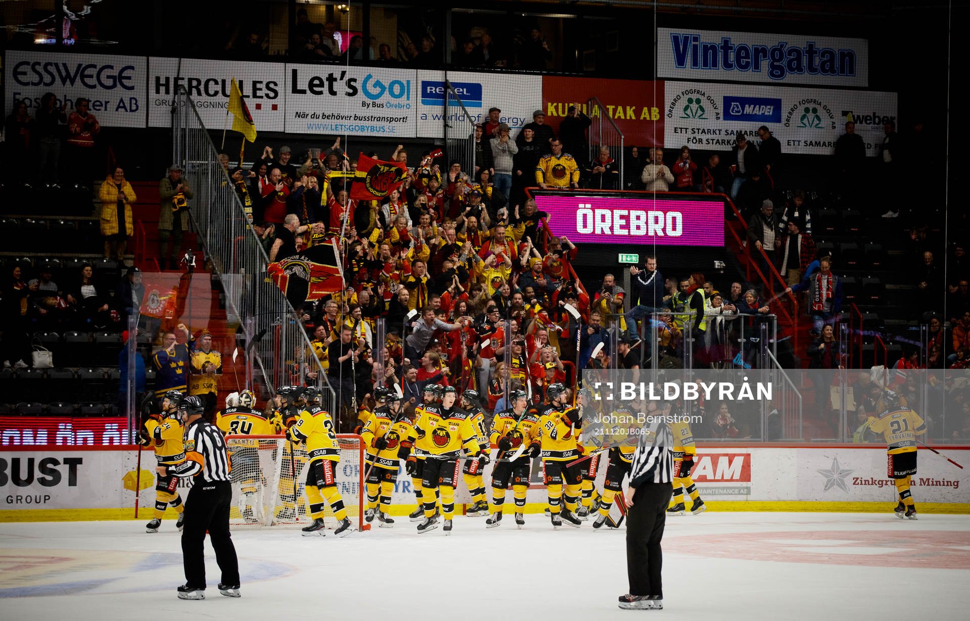 Luleåspelarna jublar med fansen