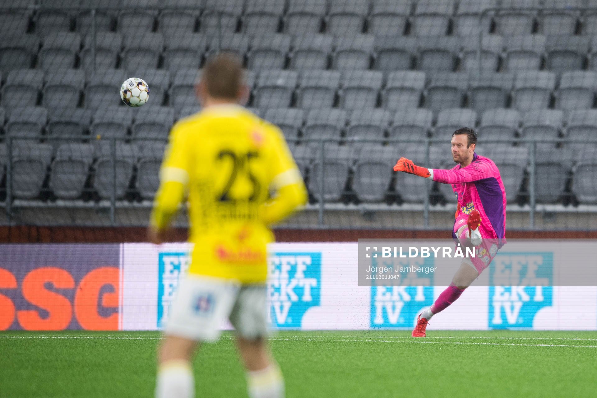 Falkenbergs målvakt Viktor Noring under fotbollsmatchen i Superettan mellan Norrby och Falkenberg den 20 november 2021 i Borås. 