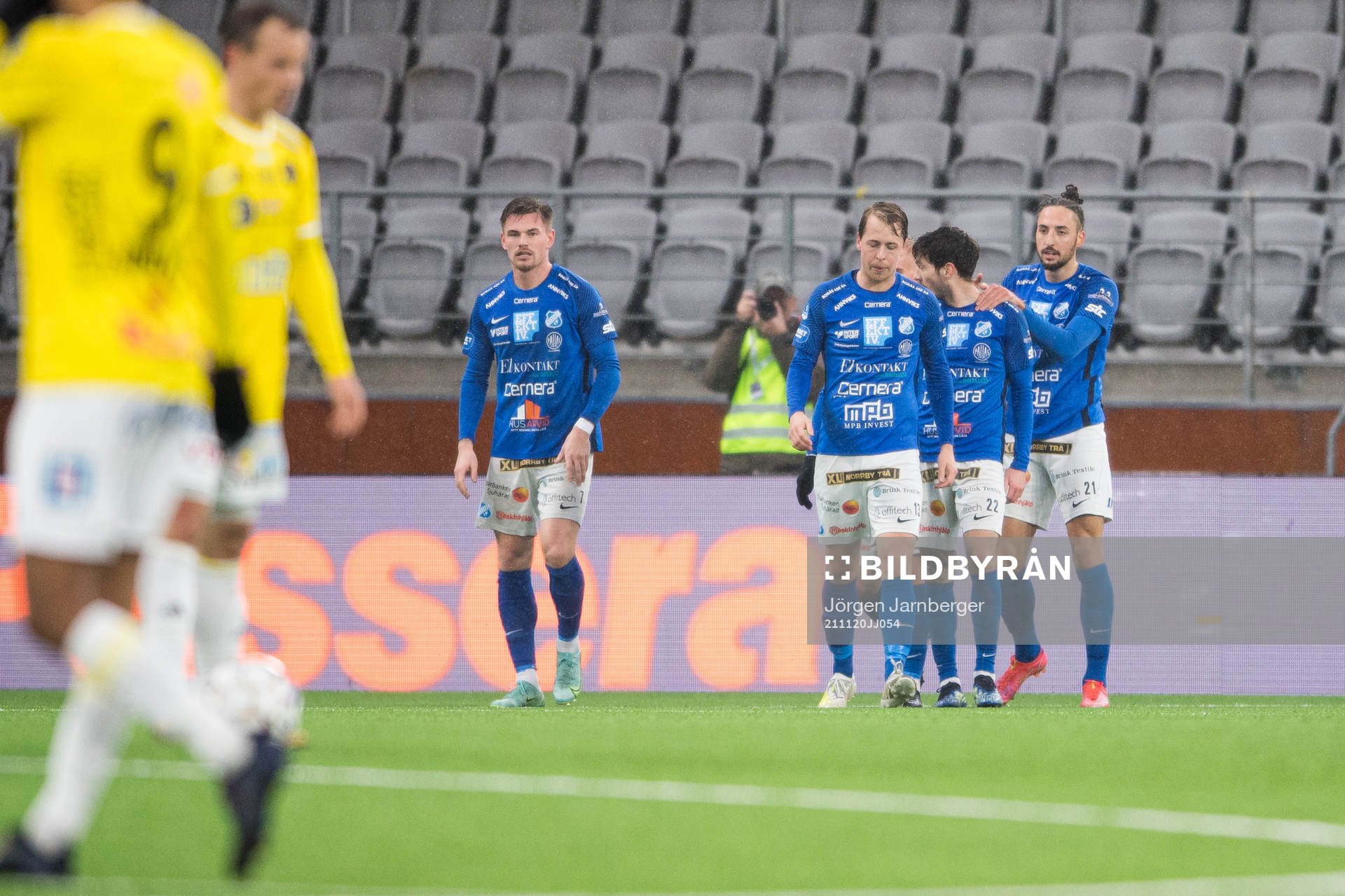 Norrbys Dijan Vukojevic jublar med lagkamraterna