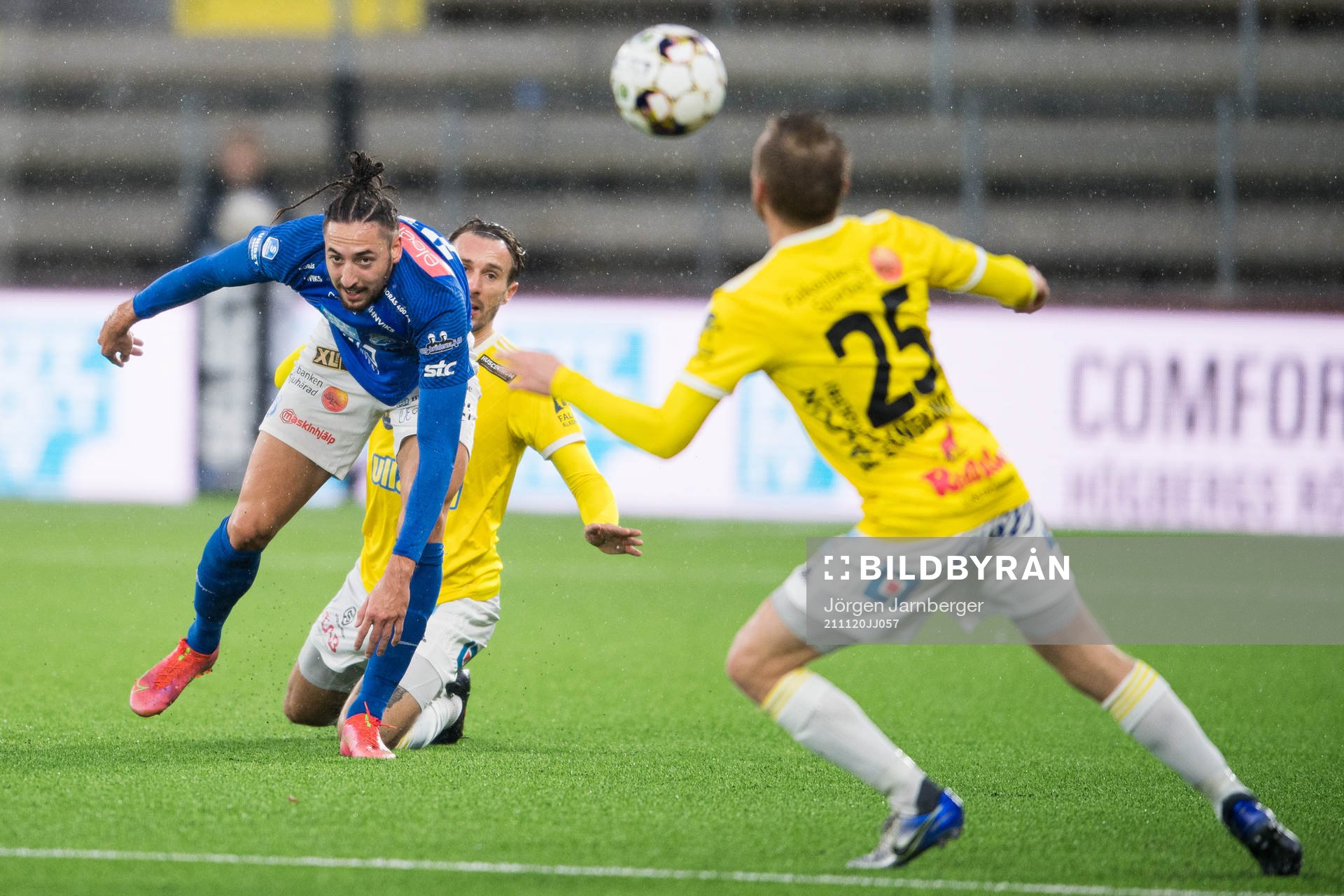 Norrbys Dijan Vukojevic och Falkenbergs Tobias Karlsson i