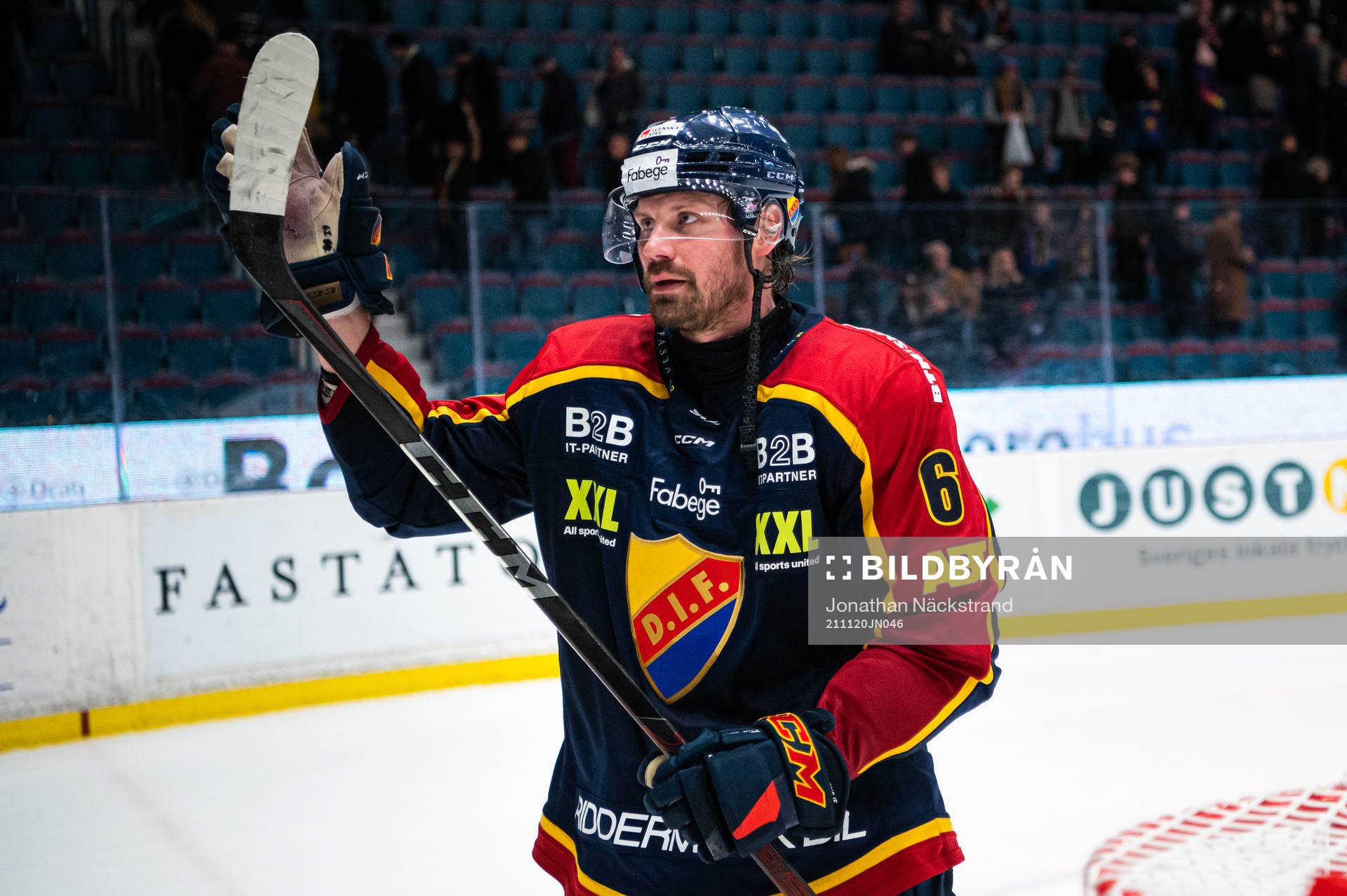 Djurgårdens Stefan Warg tackar publiken