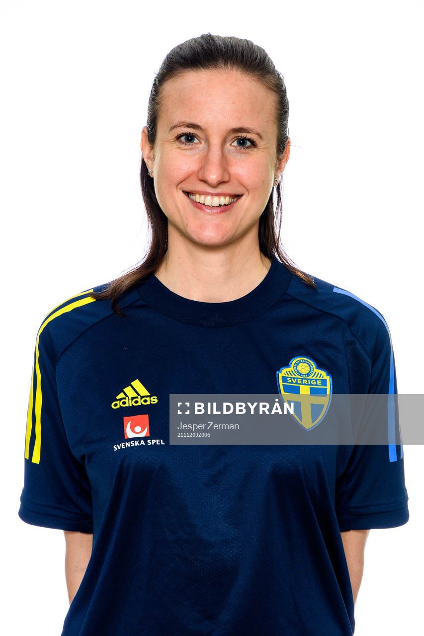 Fysioterapeut Lisa Alm i F15-landslaget poserar för porträtt den 20 november 2021 i Stockholm. 