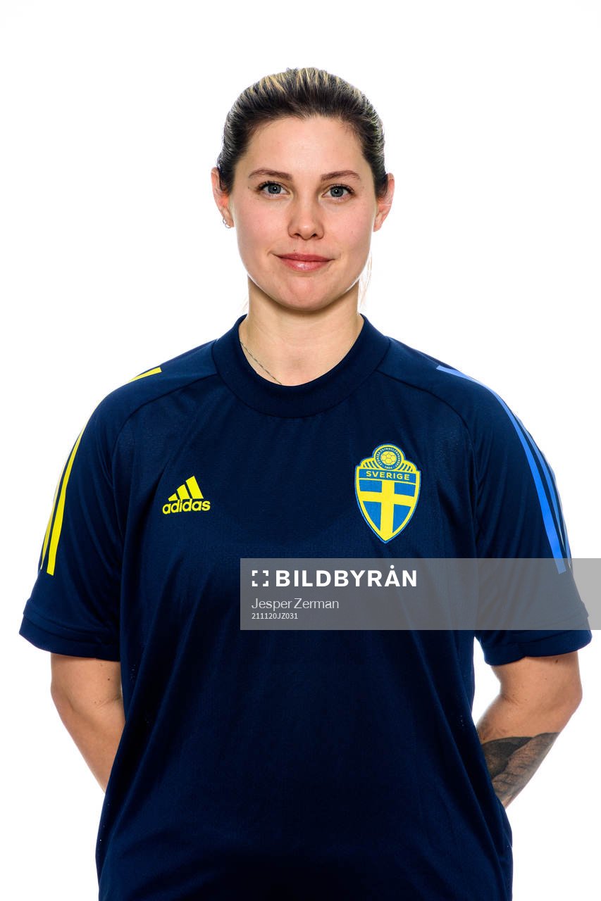 Fystränare Kristín Geirsdóttir i F15-landslaget poserar för porträtt den 20 november 2021 i Stockholm. 
