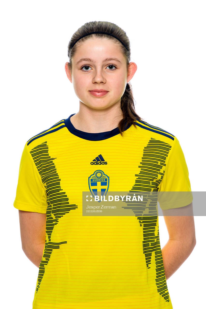 Emma Holmqvist i F15-landslaget poserar för porträtt den 20 november 2021 i Stockholm. 