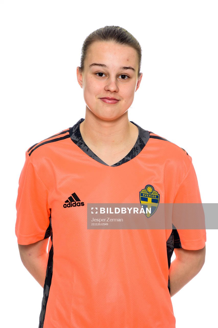 Emmy Thyberg i F15-landslaget poserar för porträtt den 20 november 2021 i Stockholm. 