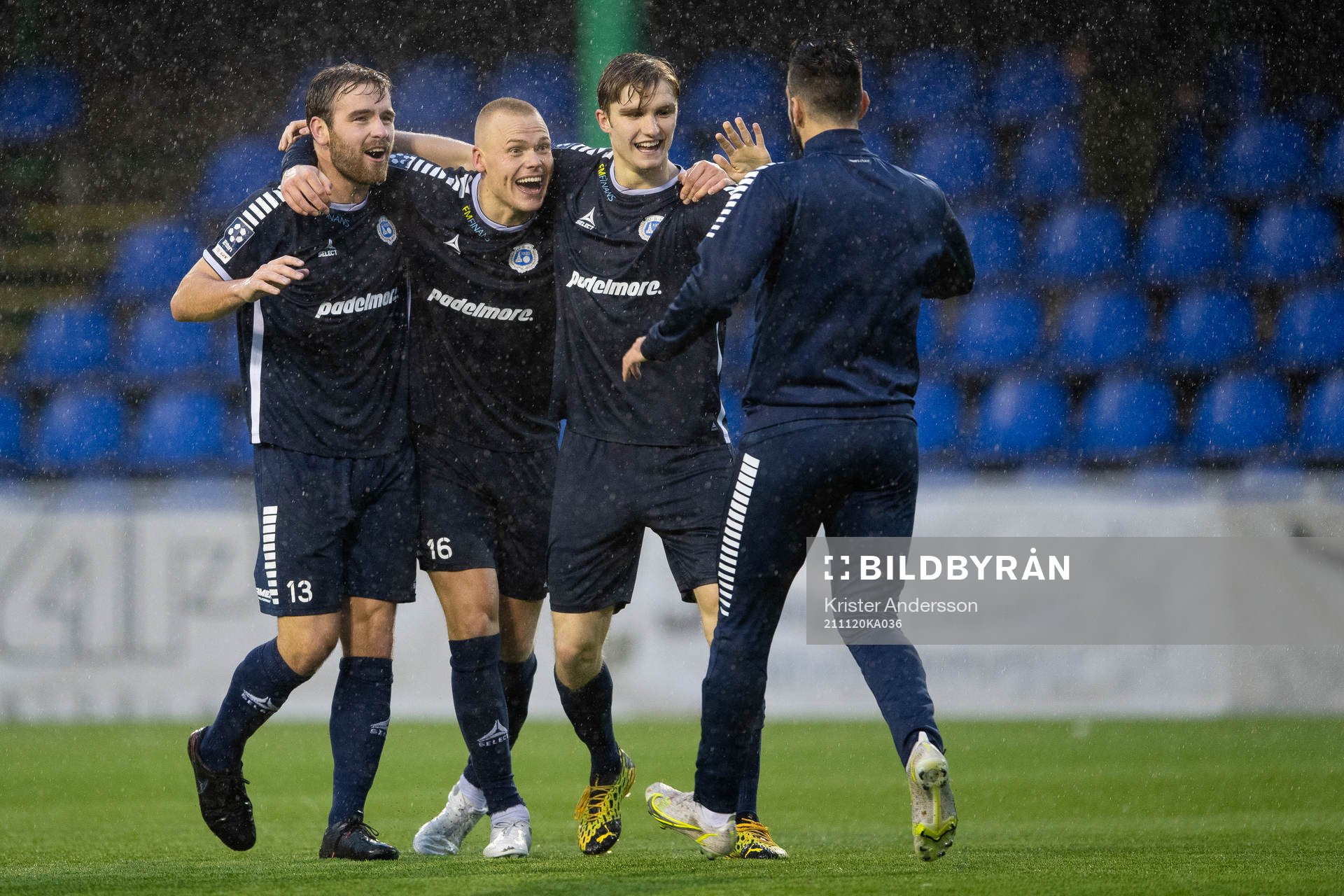 Utsiktens Erik Gunnarsson, Jesper Brandt jublar med spelare
