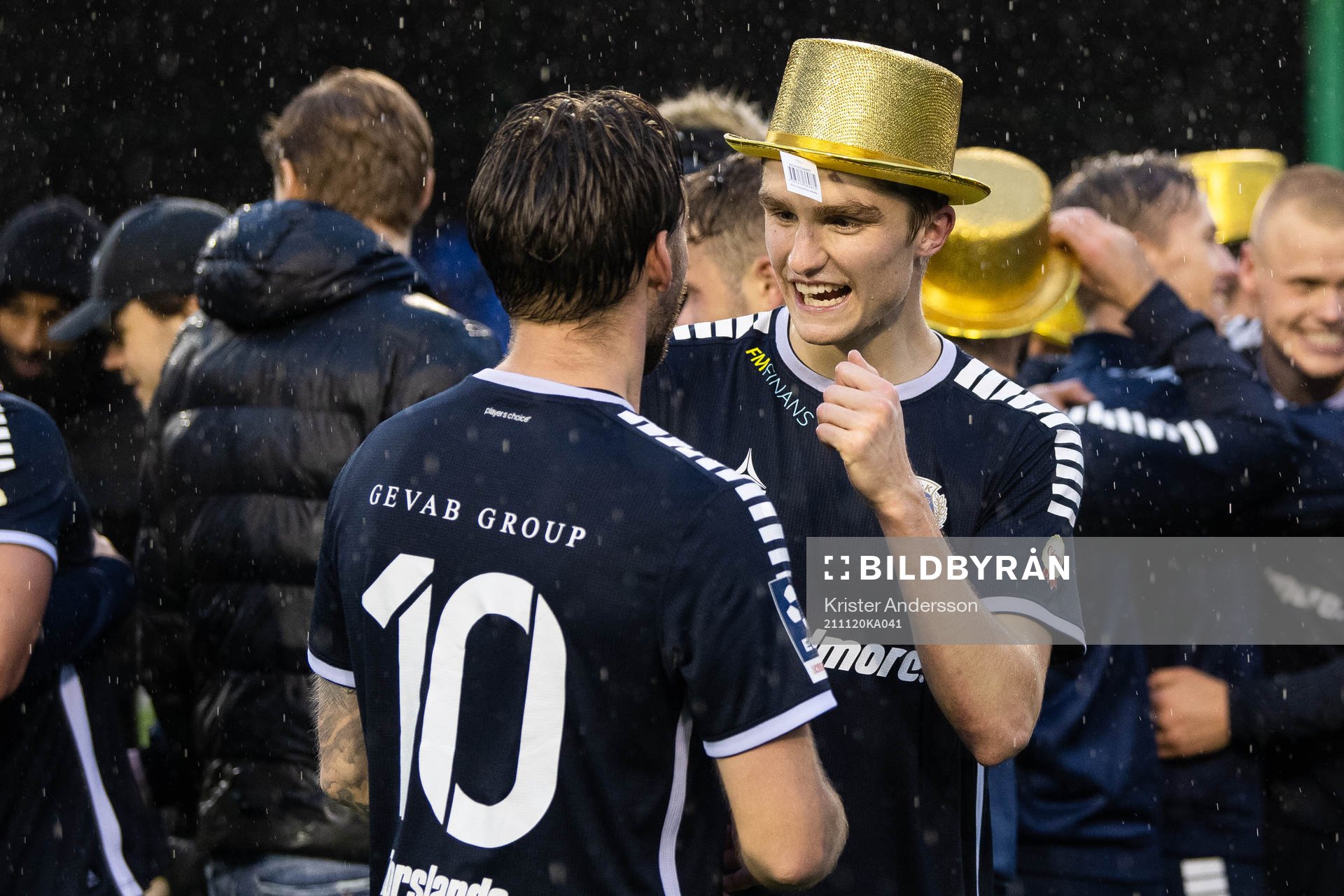 Utsiktens spelare jublar efter fotbollsmatchen i Ettan södra mellan Utsikten och Vänersborg den 20 november 2021 i Göteborg. 