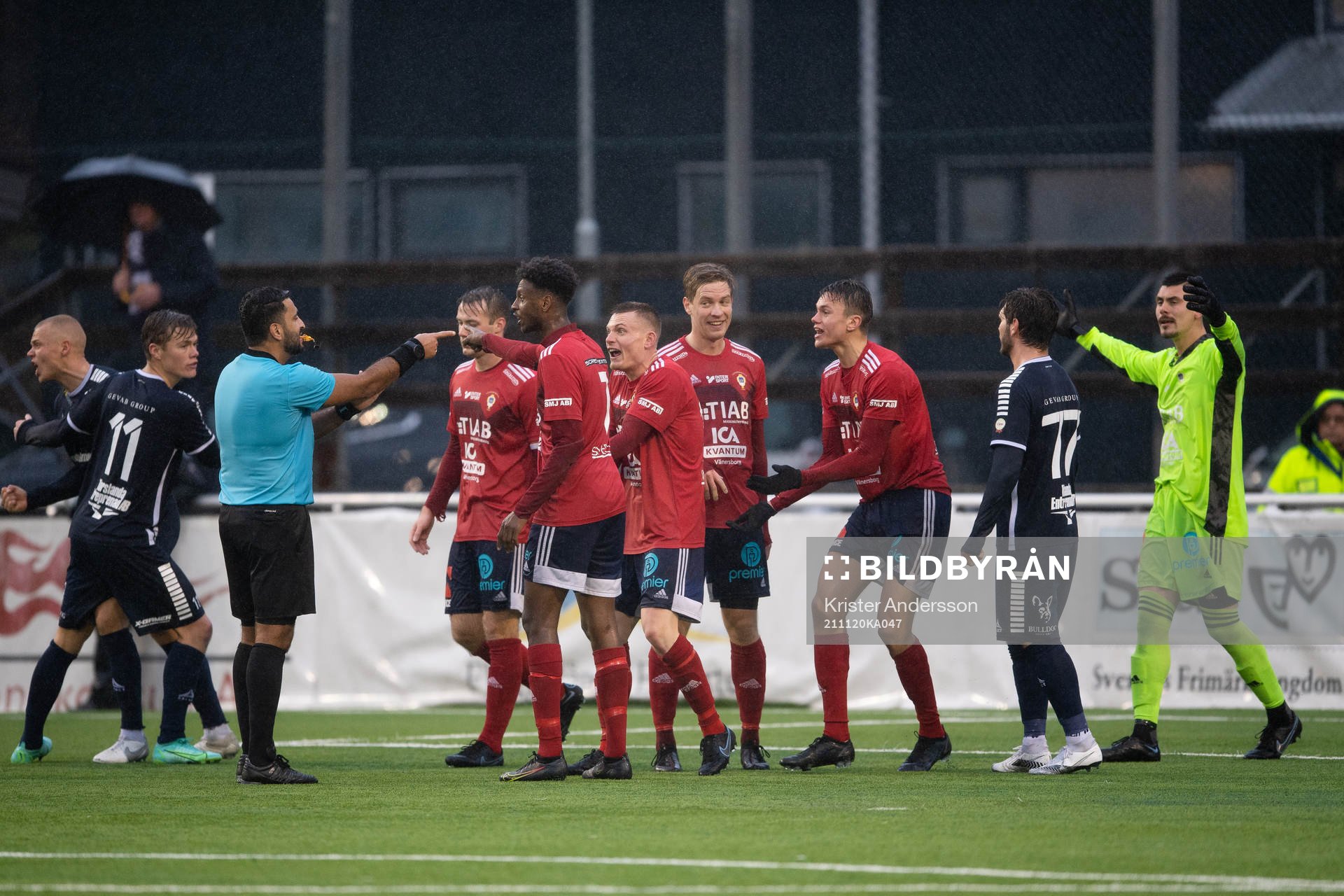 Domare Mohamed Nablsi pekar på straffpunkten