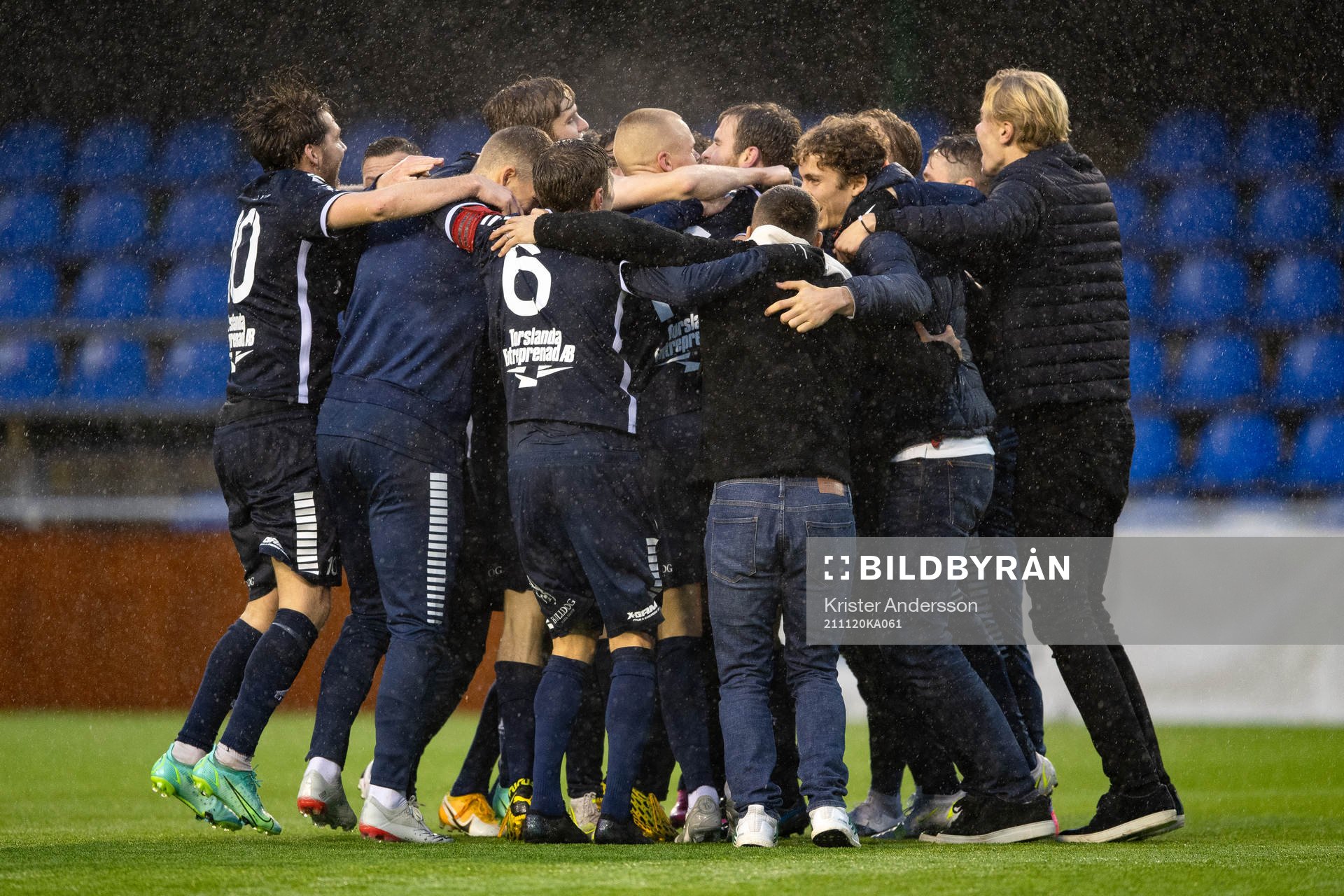 Utsiktens spelare jublar efter fotbollsmatchen i Ettan södra mellan Utsikten och Vänersborg den 20 november 2021 i Göteborg. 