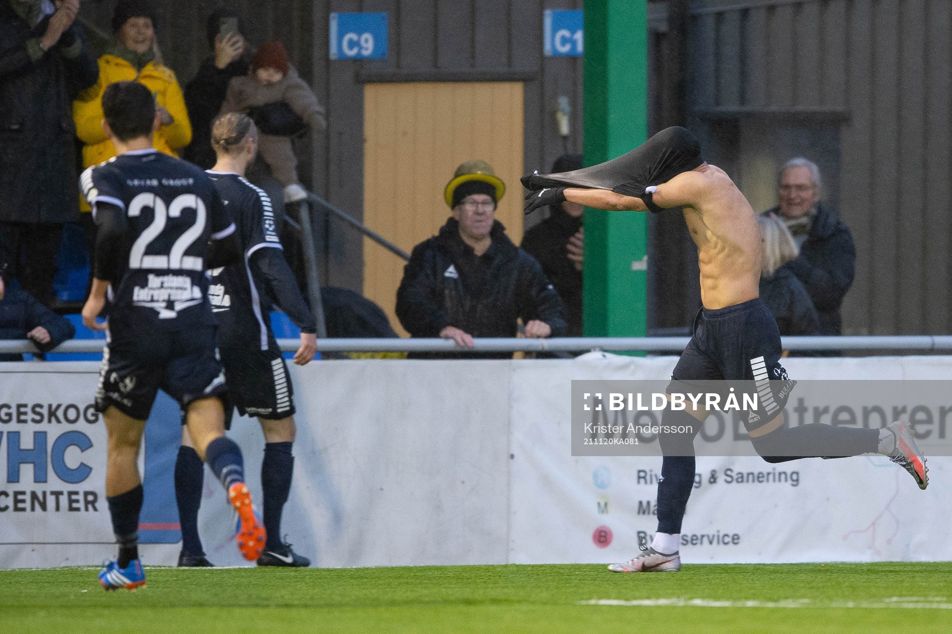 Utsiktens Paulo Marcelo Souza Alvez drar av sig tröjan