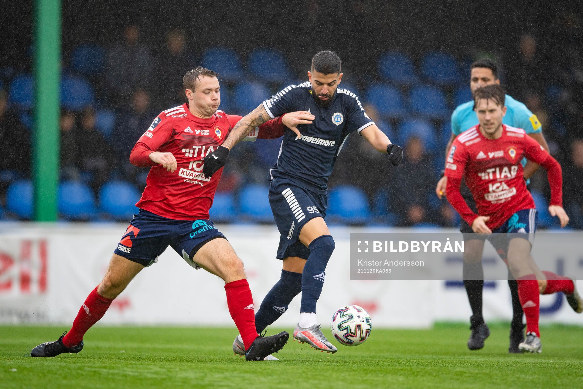 Vänersborgs Fabian Falkstrand Ransjö och Utsiktens Paulo Marcelo Souza Alvez under fotbollsmatchen i Ettan södra mellan Utsikten och Vänersborg den 20 november 2021 i Göteborg.