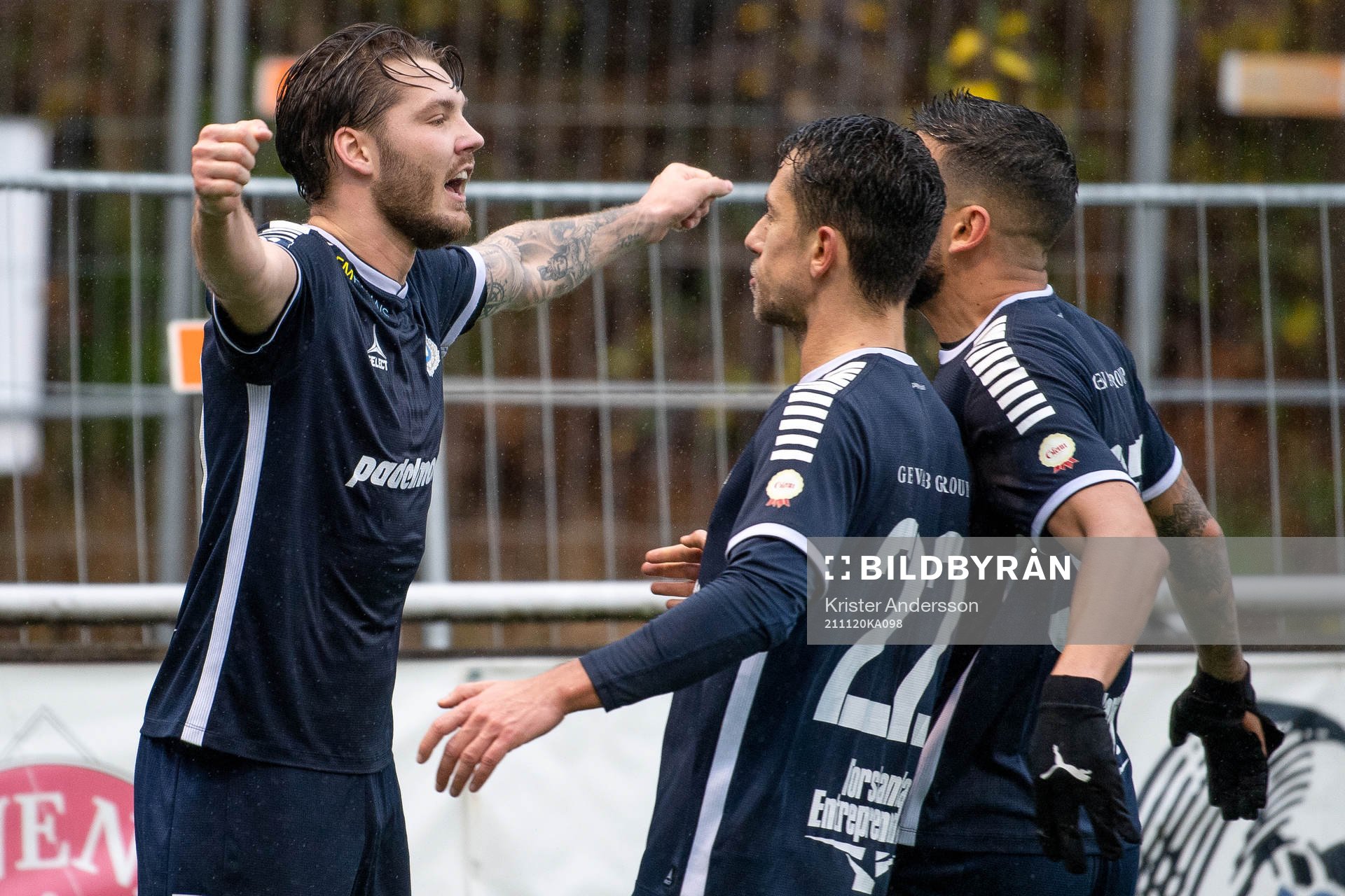 Utsiktens Karl Bohm jublar efter 1-0 med Predrag Randelovic och Paulo Marcelo Souza Alvez under fotbollsmatchen i Ettan södra mellan Utsikten och Vänersborg den 20 november 2021 i Göteborg.