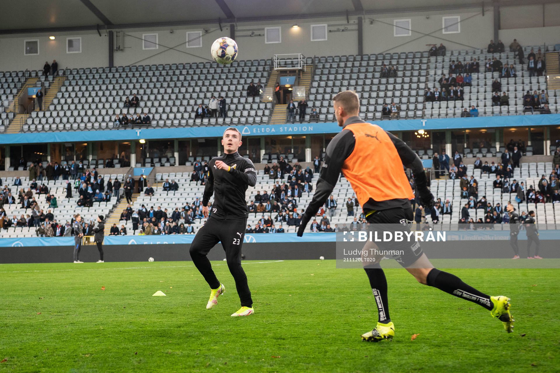 Häckens Patrik Wålemark värmer upp
