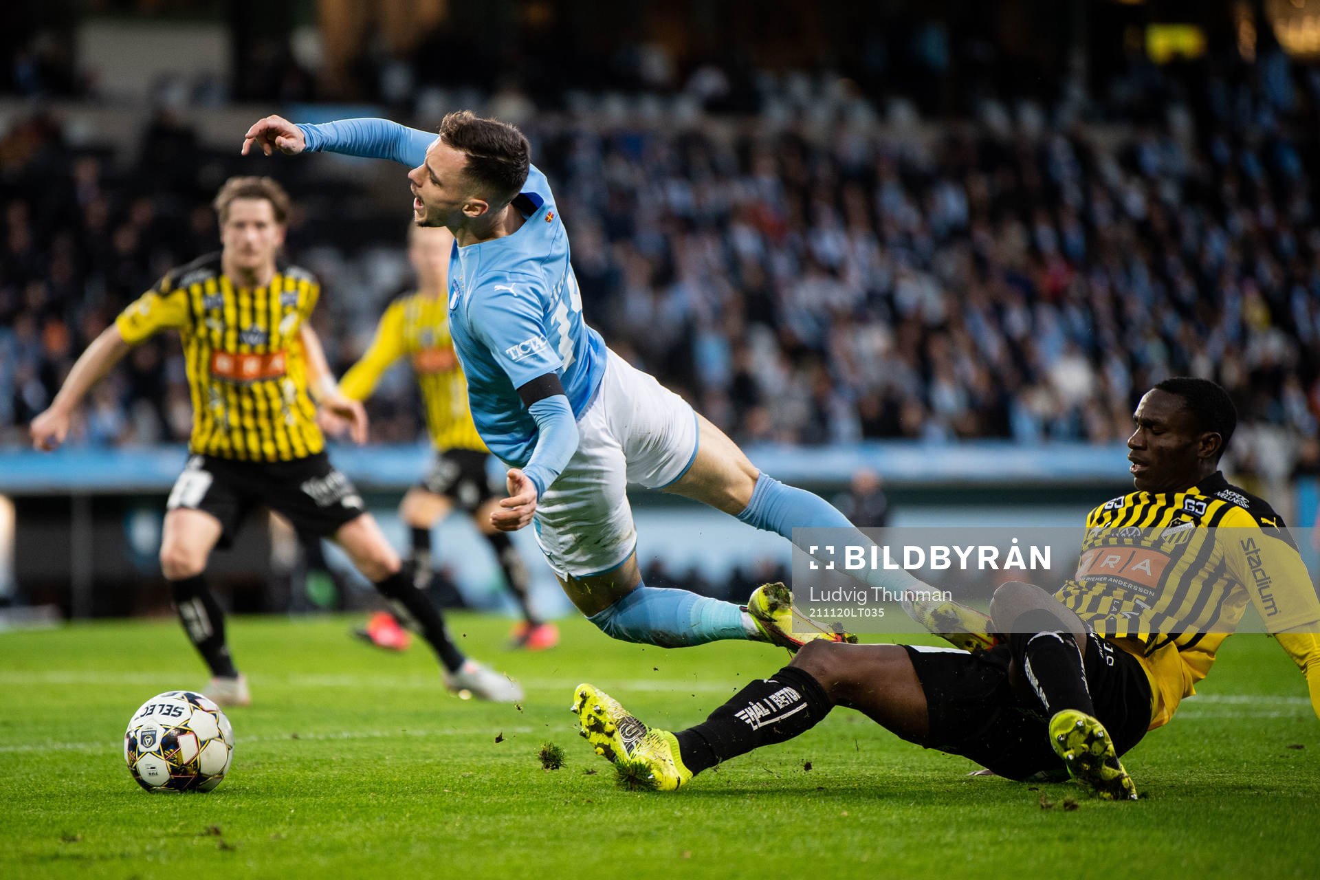 Malmö FFs Veljko Birmancevic och Häckens Godswill Ekpolo