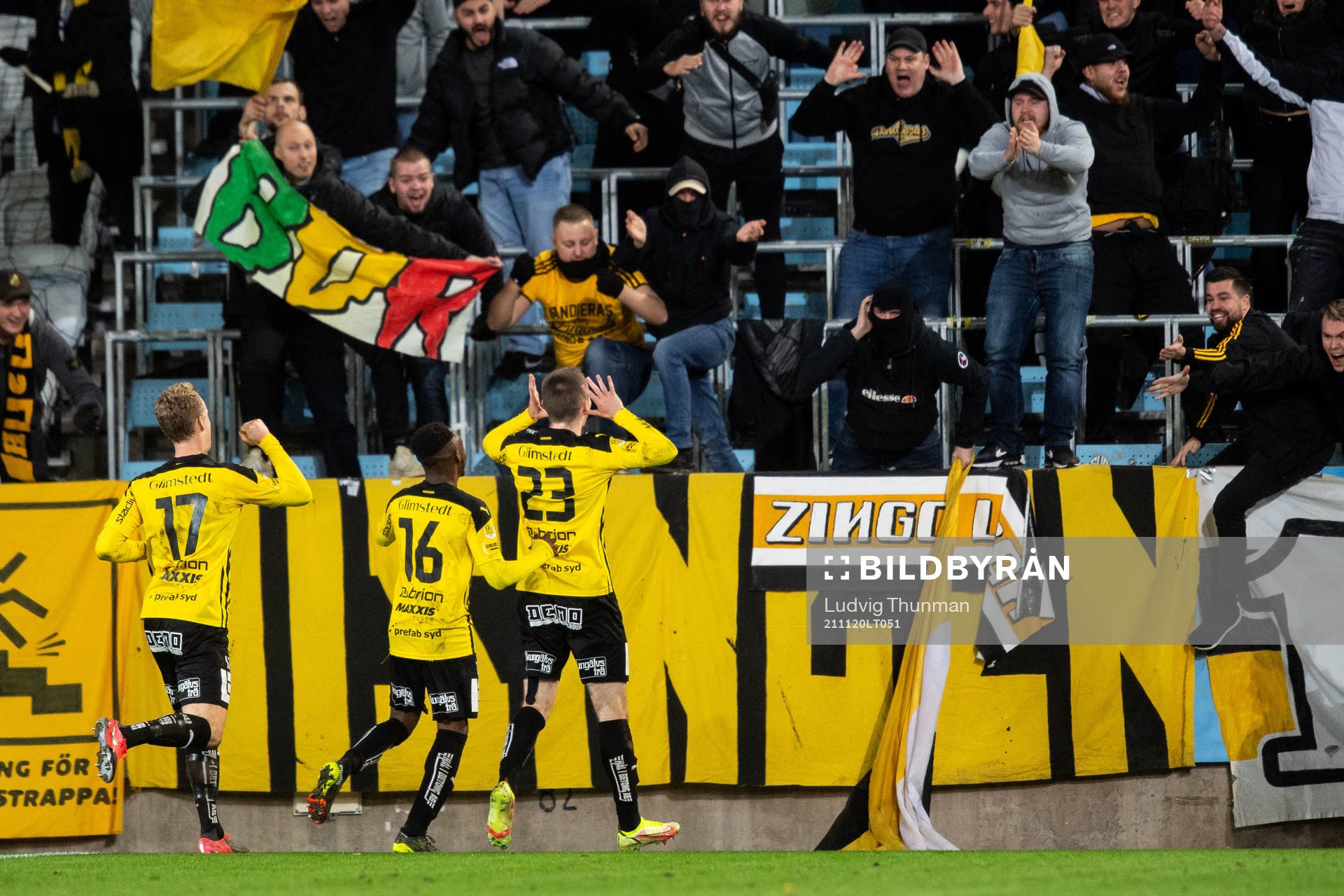 Häckens Patrik Wålemark jublar med supportrar